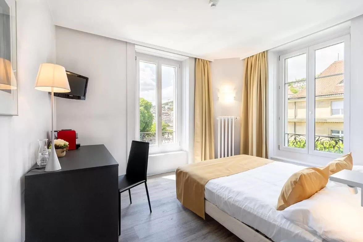 Photo of the whole room, Bed in Hôtel Alpes & Lac