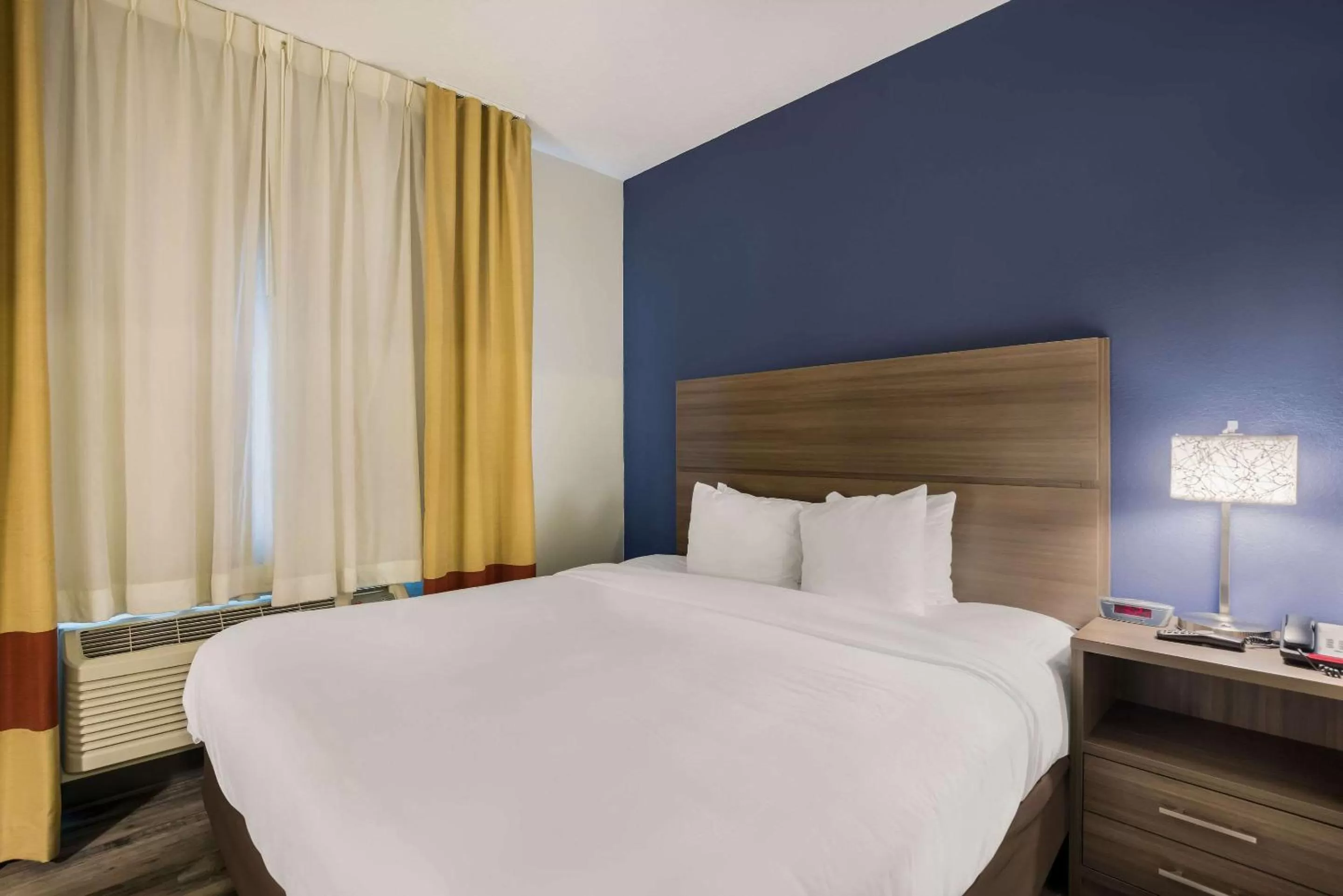 Bedroom, Bed in MainStay Suites Joliet I-80