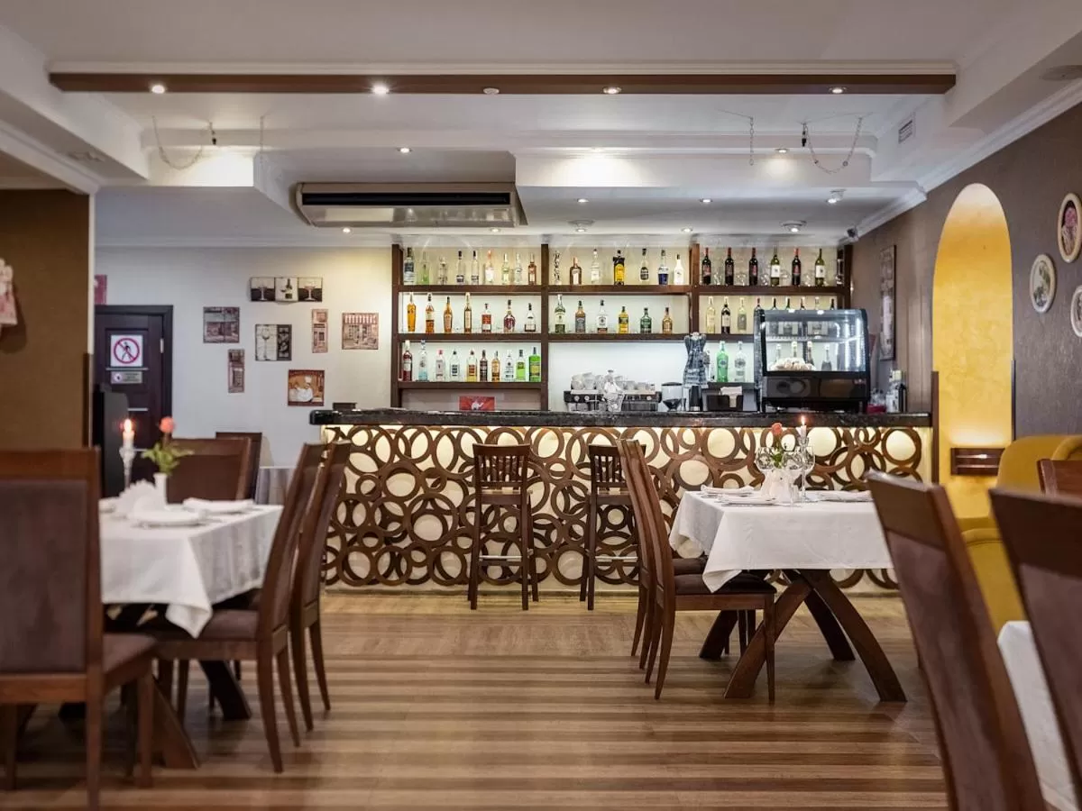 Restaurant/places to eat in Park Hotel