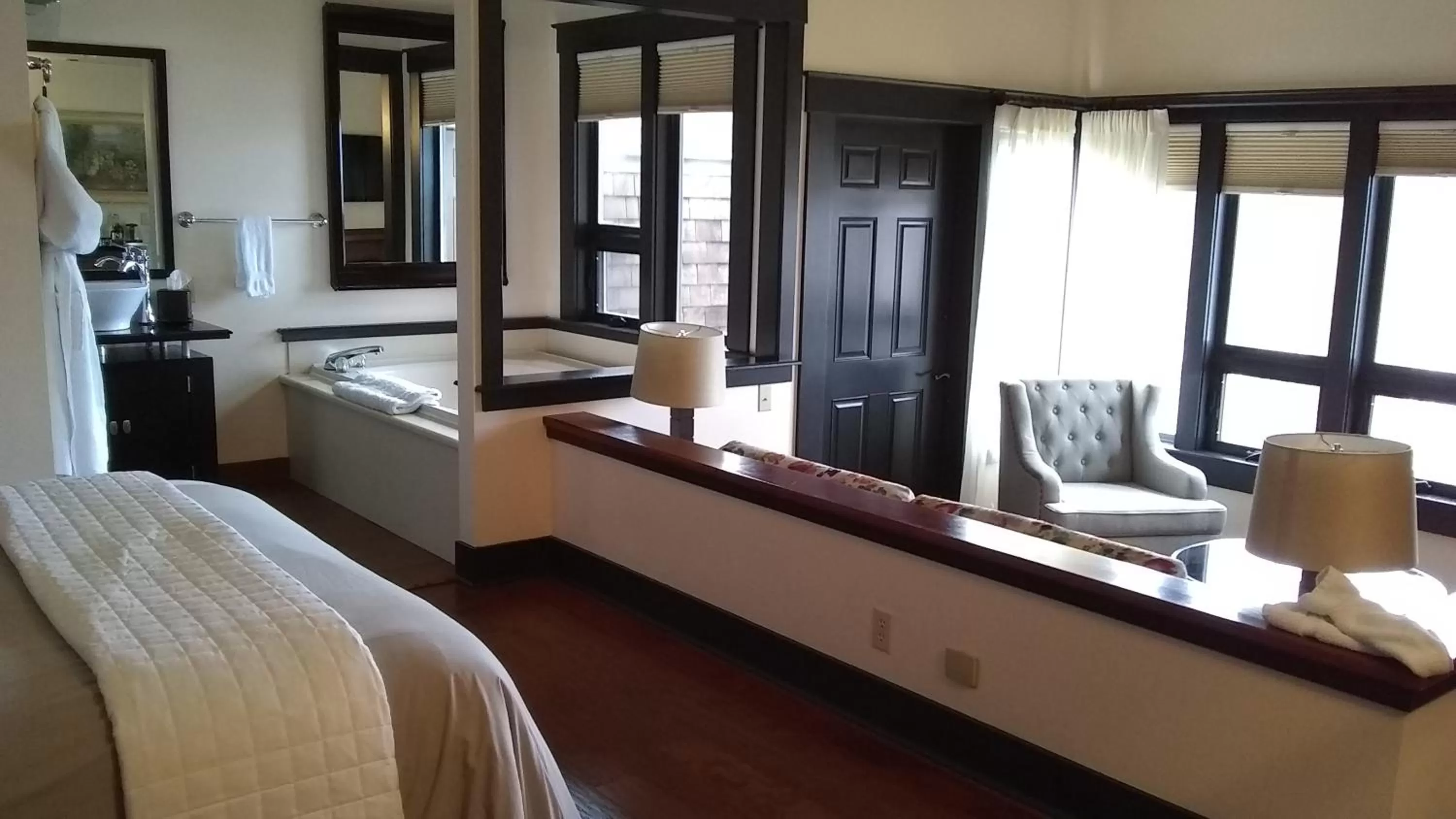 Bed in Noyo Harbor Inn