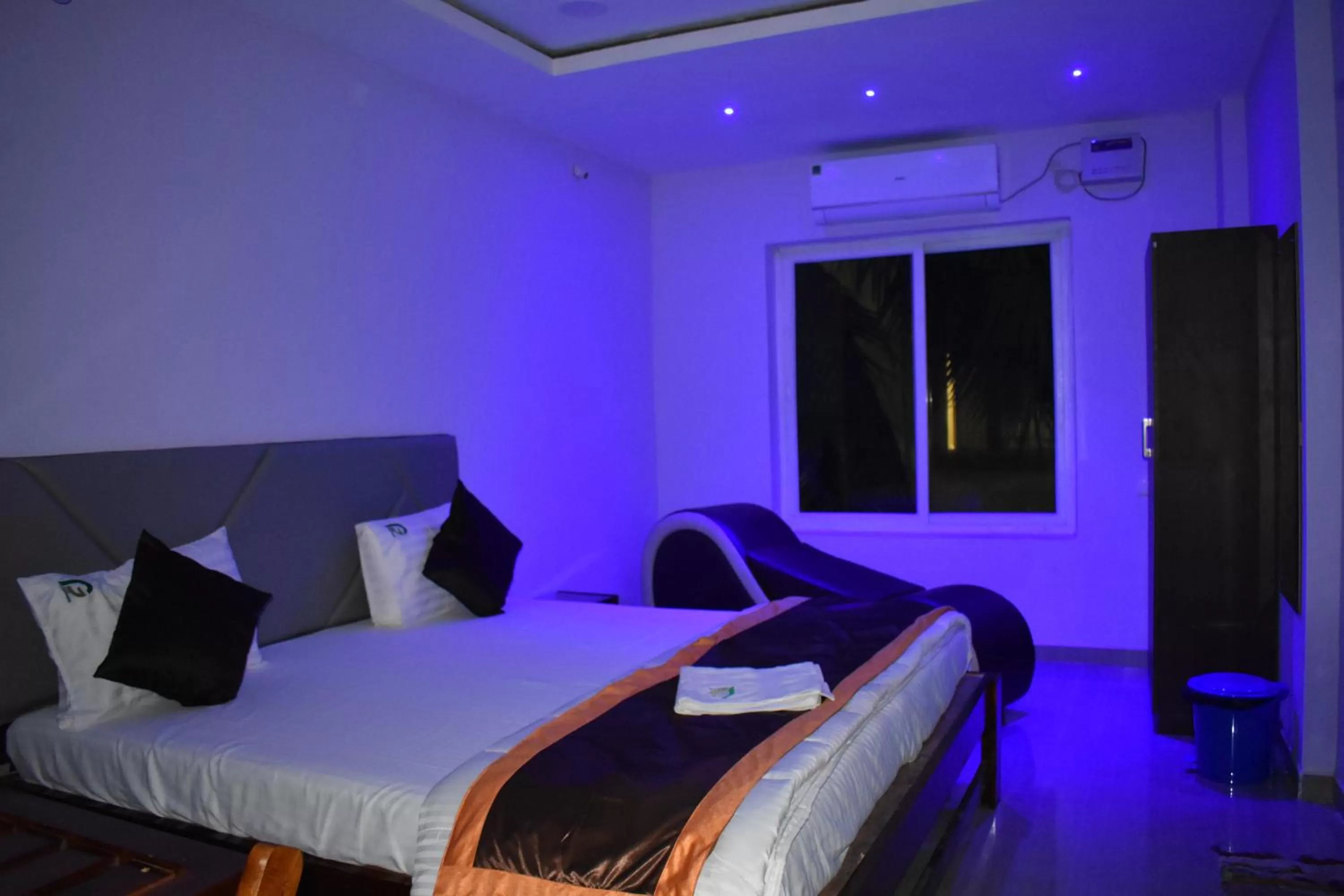 locker, Bed in HOTEL PURI GREENS