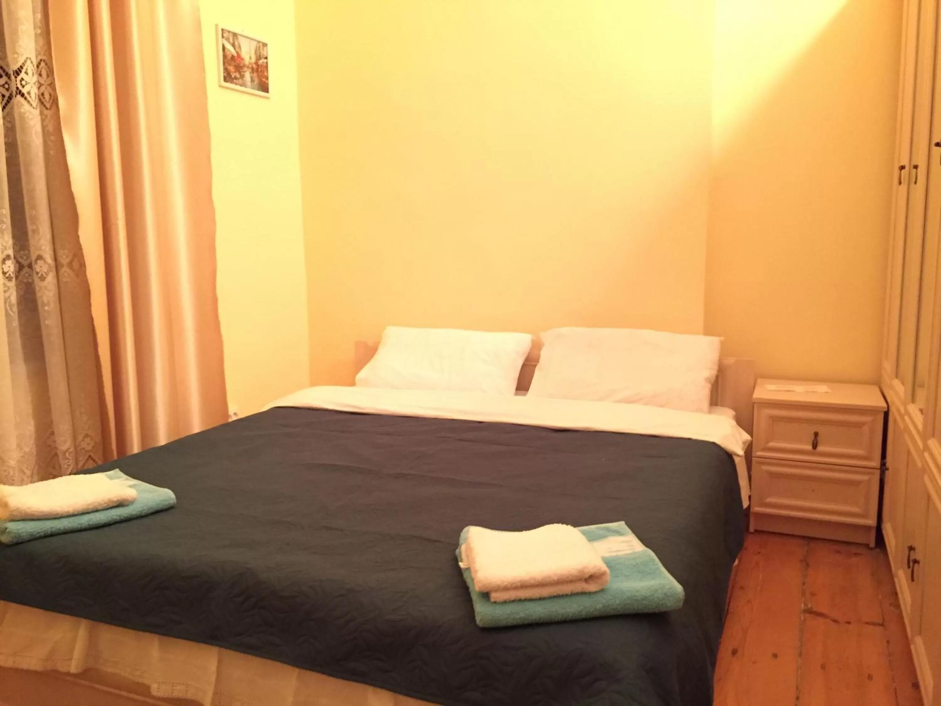 Photo of the whole room, Bed in House 1899