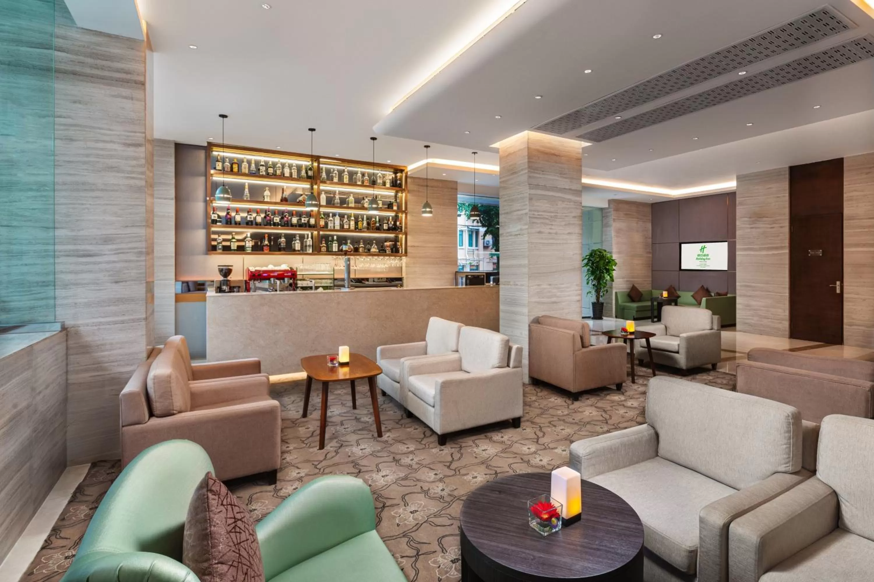 Lounge or bar in Holiday Inn Shanghai Hongqiao Central, an IHG Hotel