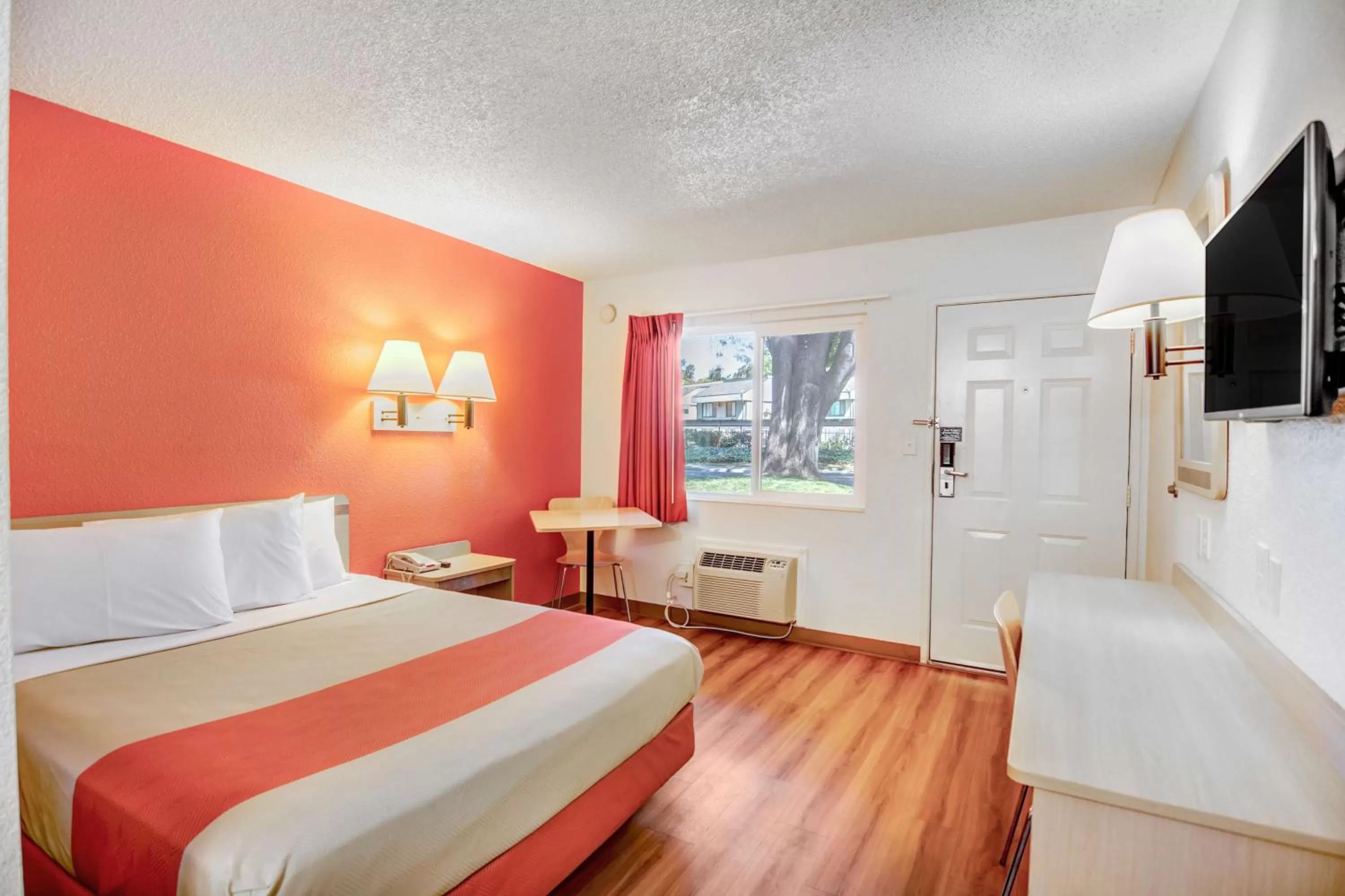 TV and multimedia, Bed in Motel 6-Stockton, CA - North