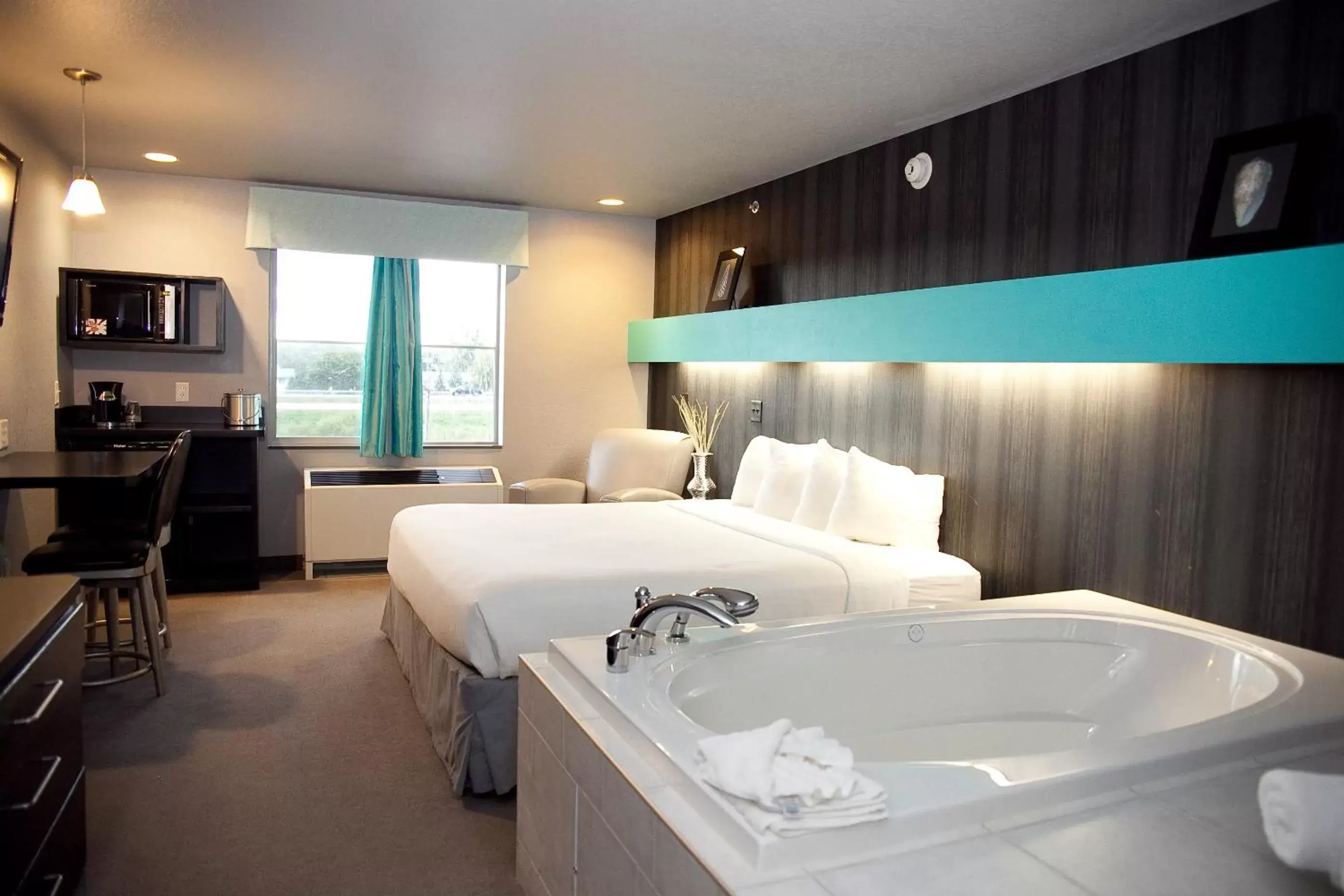 King Studio with Spa Bath - Non-Smoking in Metropolis Resort - Eau Claire King Studio with Spa Bath - Non-Smoking in Metropolis Resort - Eau Claire