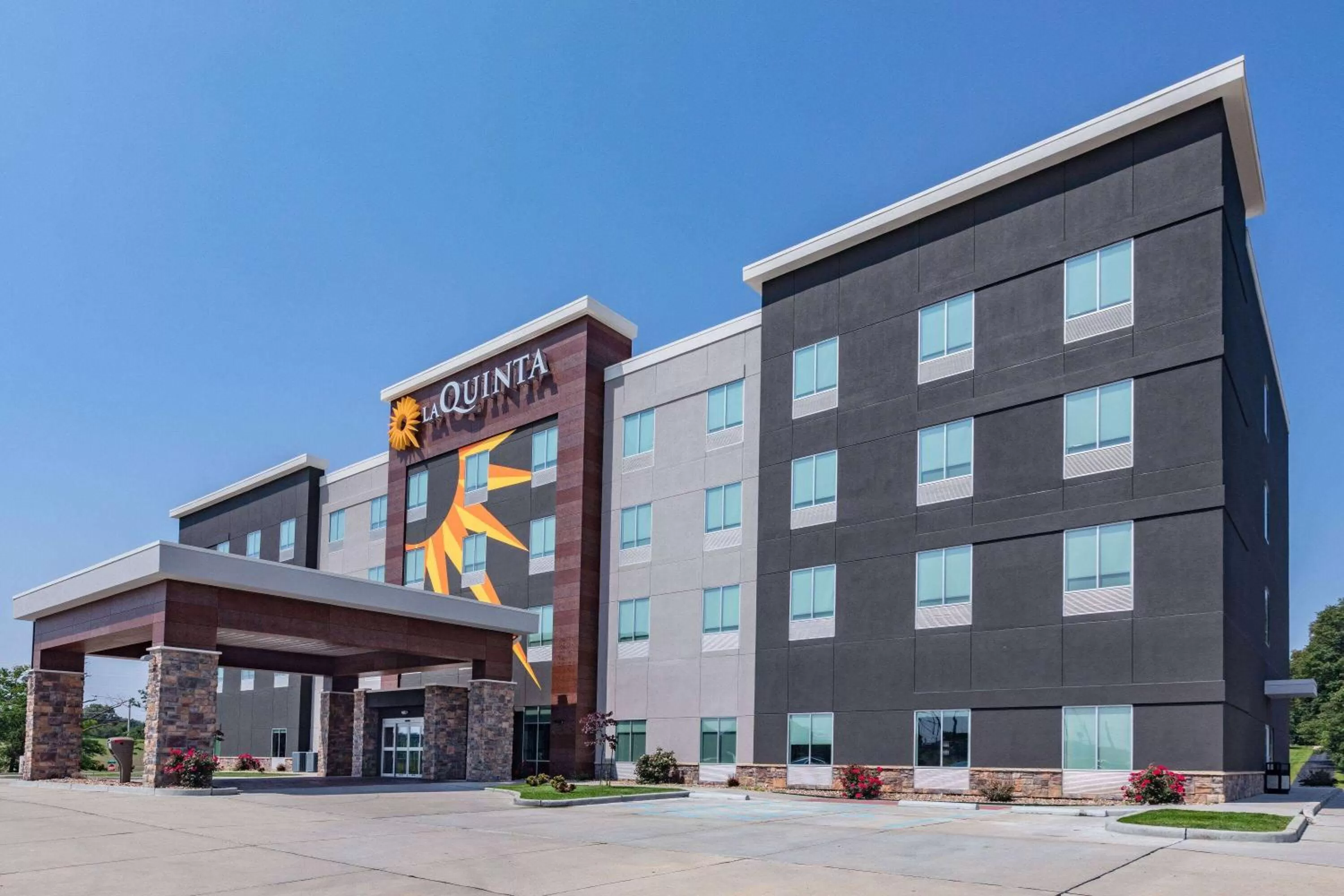 Property building in La Quinta Inn & Suites by Wyndham Jackson-Cape Girardeau