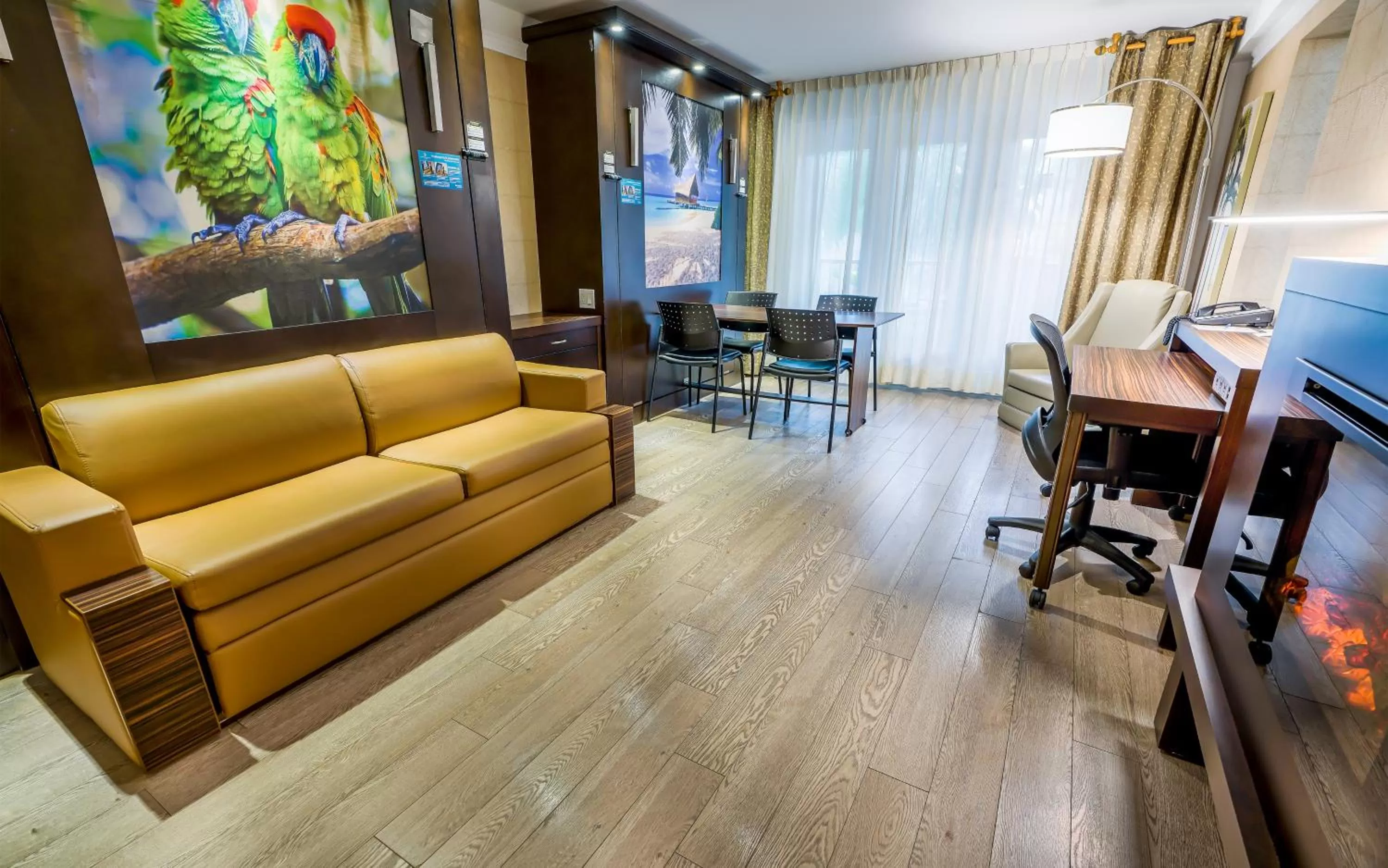 Queen Room with Two Queen Beds & Kitchenette - Pool View in L'Hôtel Québec par JARO