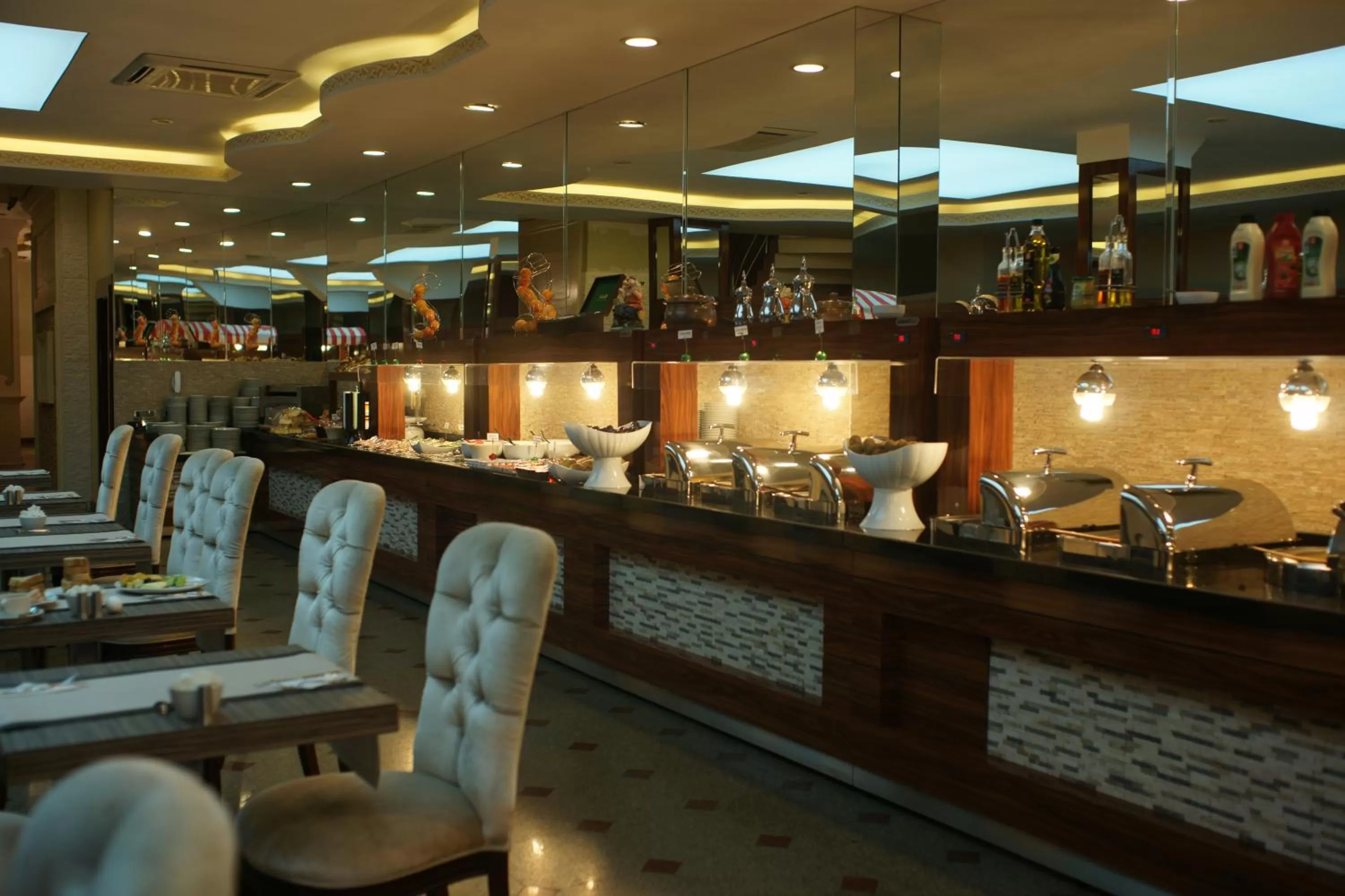 Restaurant/places to eat in Hotel Sapphire