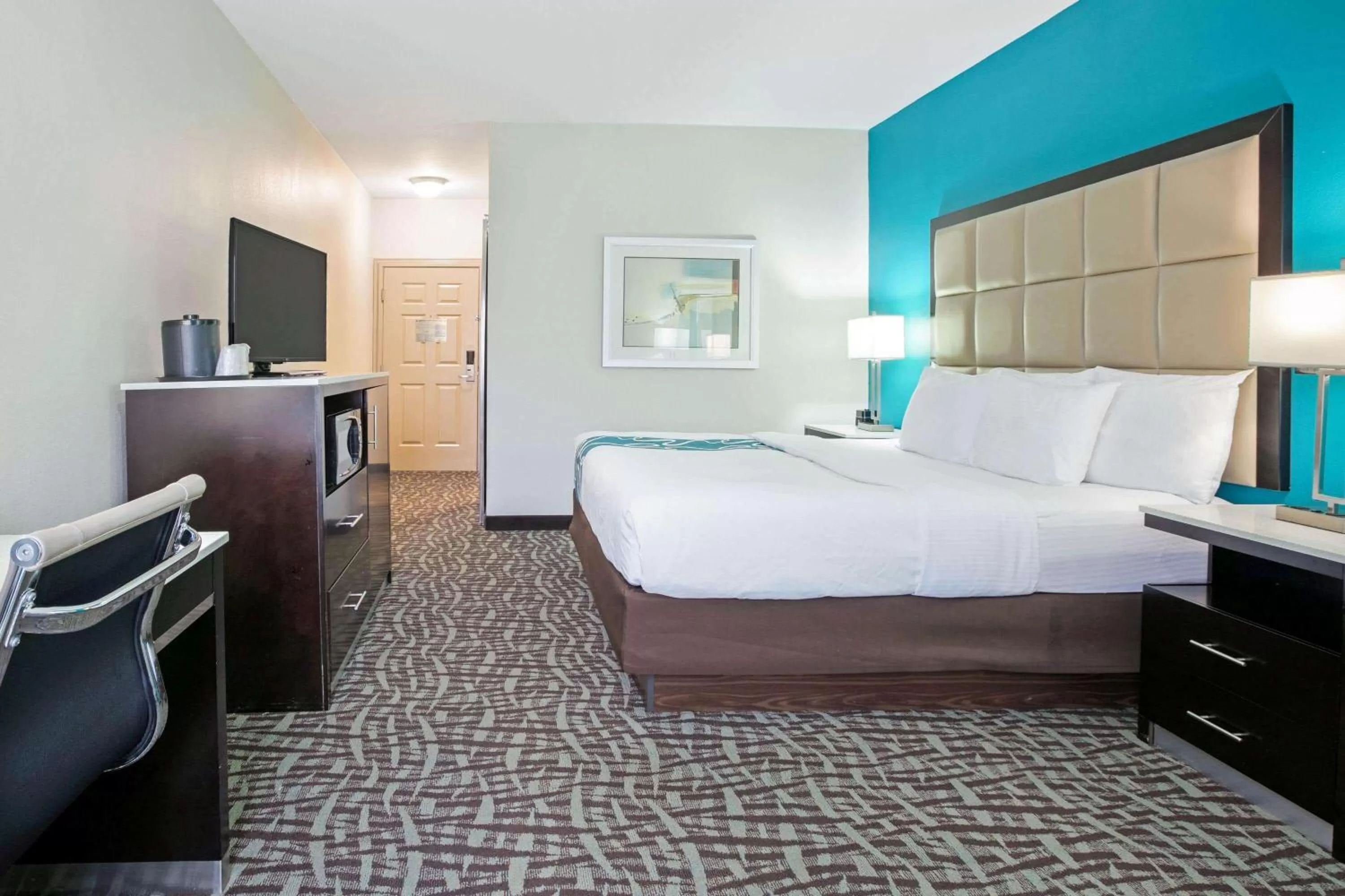 Photo of the whole room, Bed in La Quinta Inn and Suites by Wyndham Paris