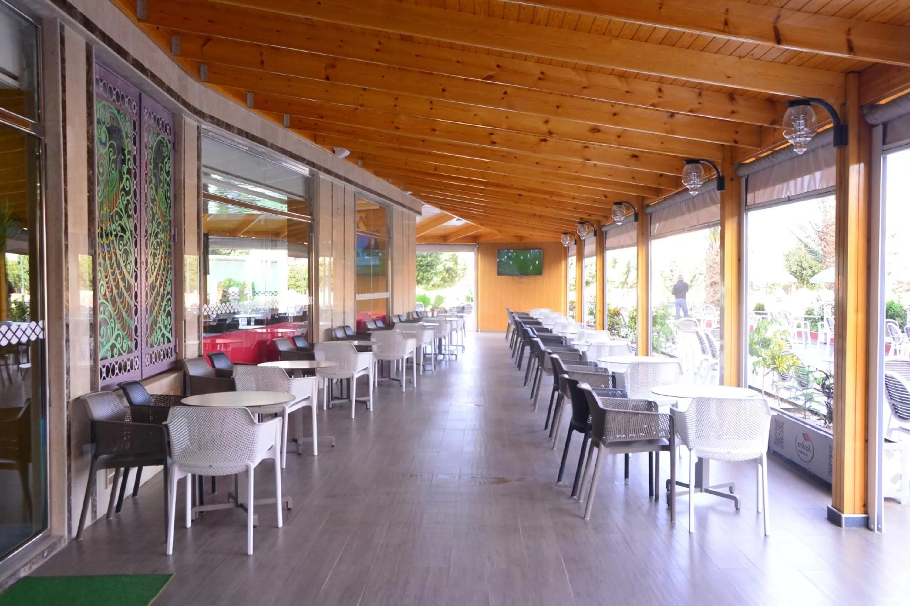 Restaurant/Places to Eat in Hôtel Hadaik Ain Asserdoune