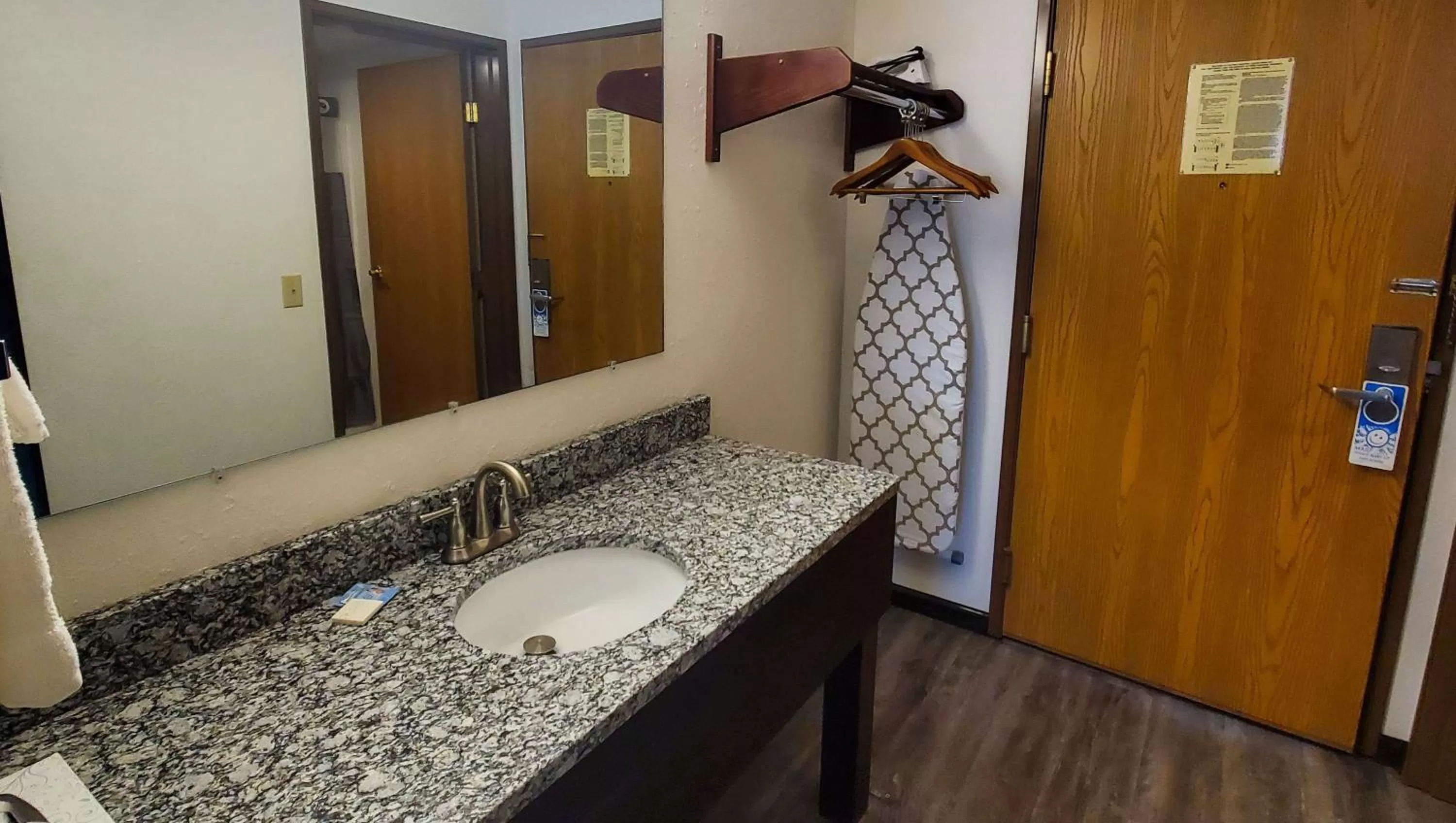 Photo of the whole room in Jasper Ridge Inn Ishpeming