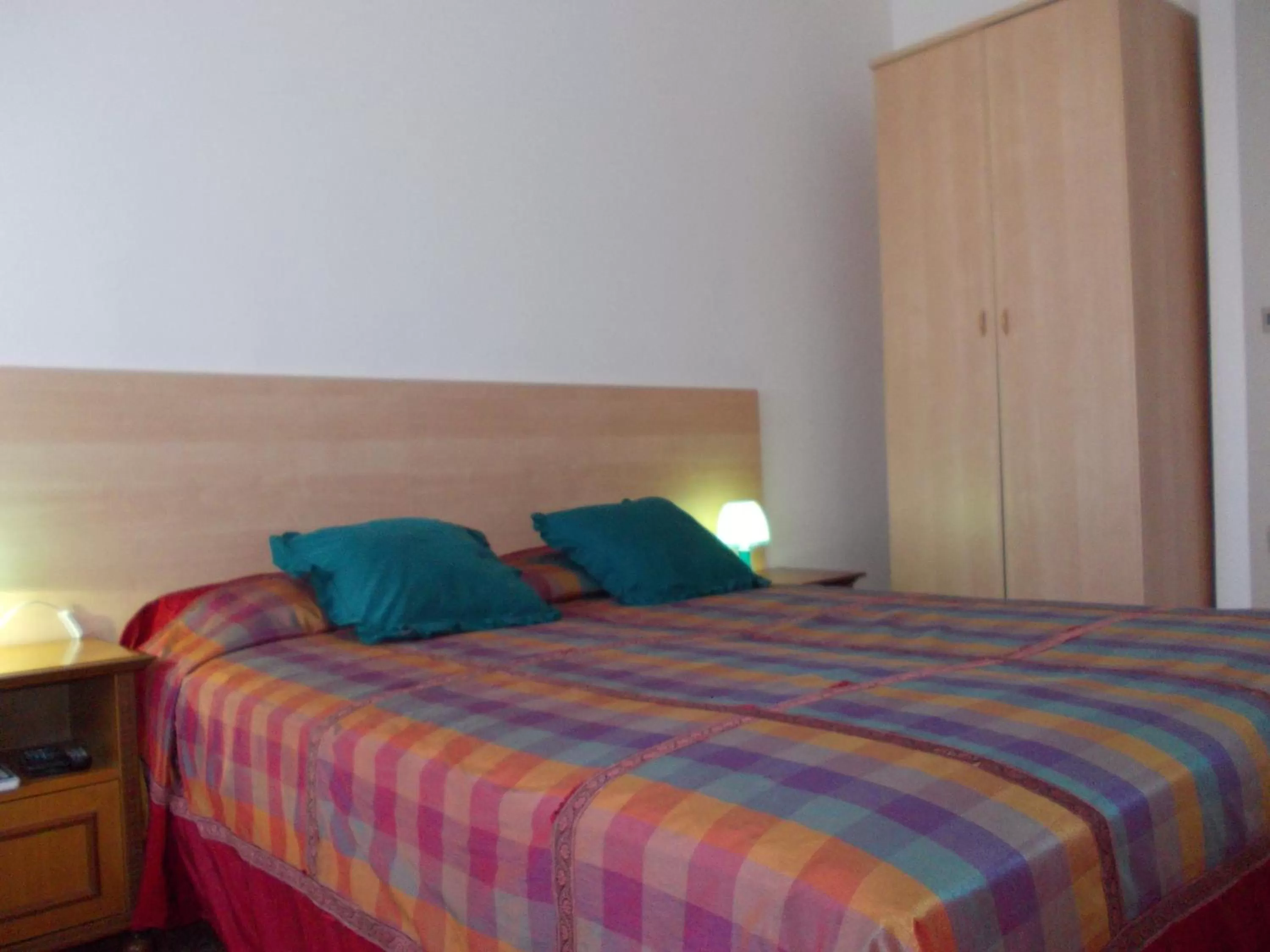 Photo of the whole room, Bed in Travellers Lodge Bed & Rooms