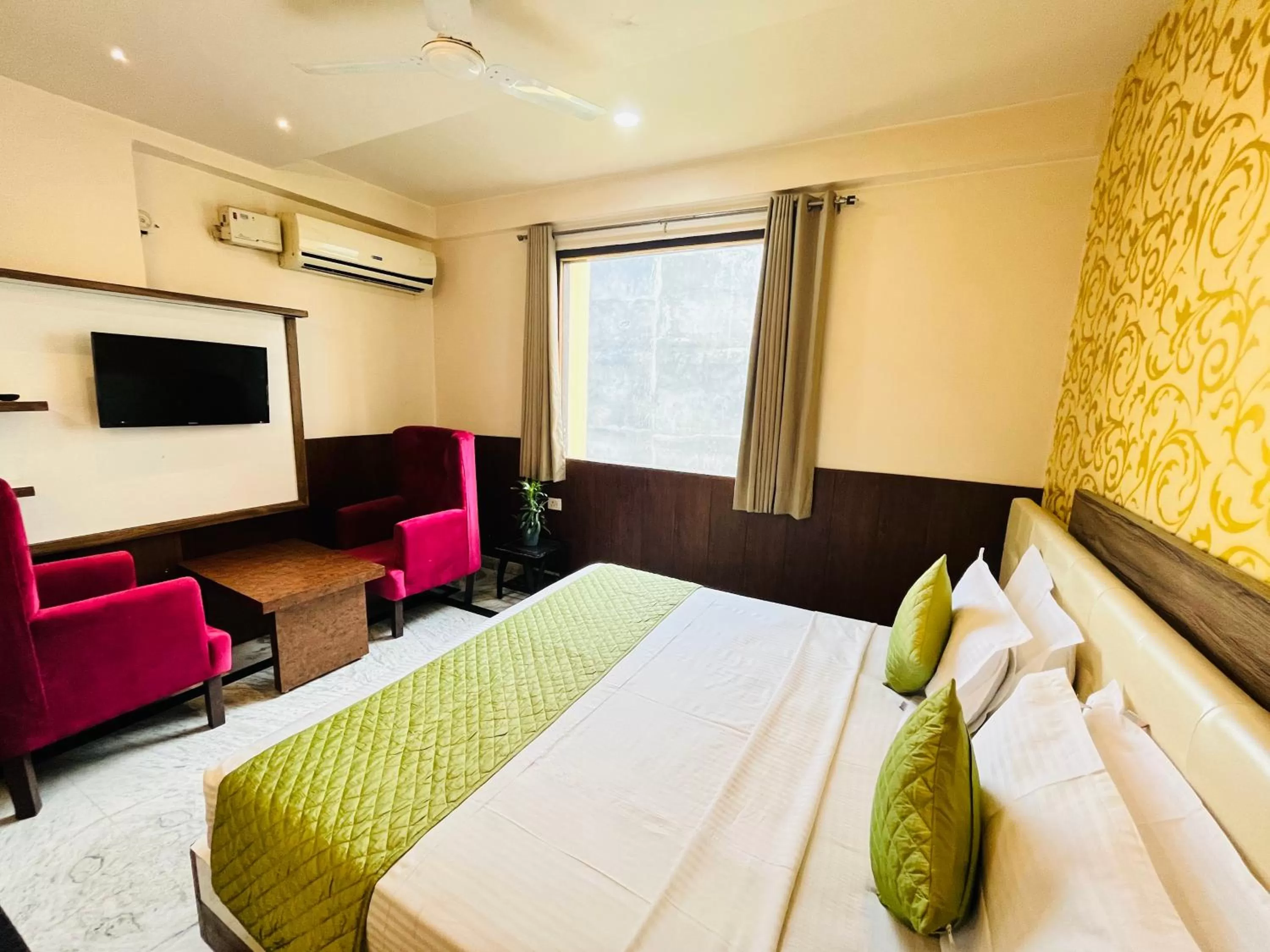 Bed in Hotel The Leaf - Gomti Nagar Lucknow