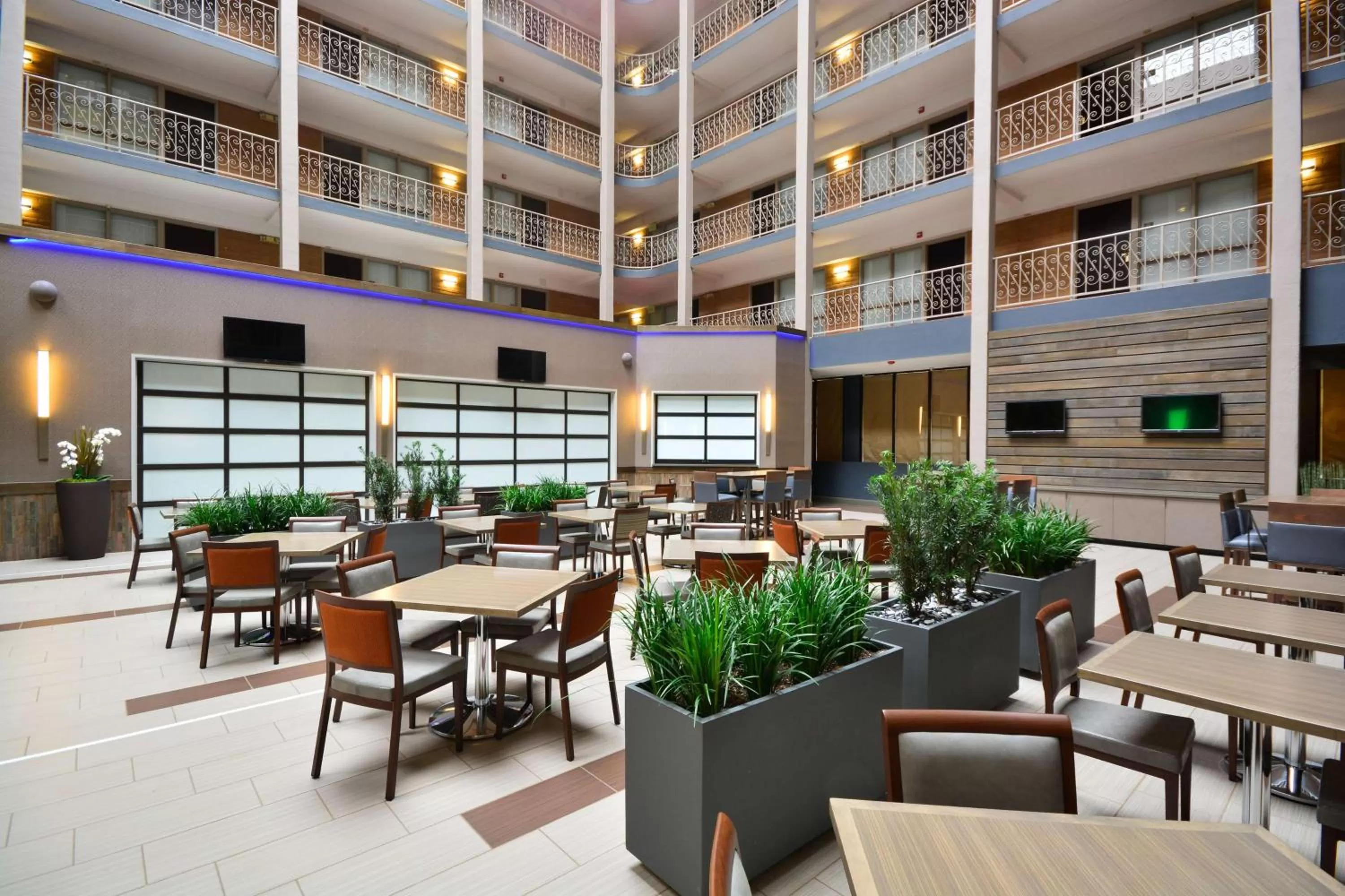 Dining area in Embassy Suites by Hilton Denver Central Park