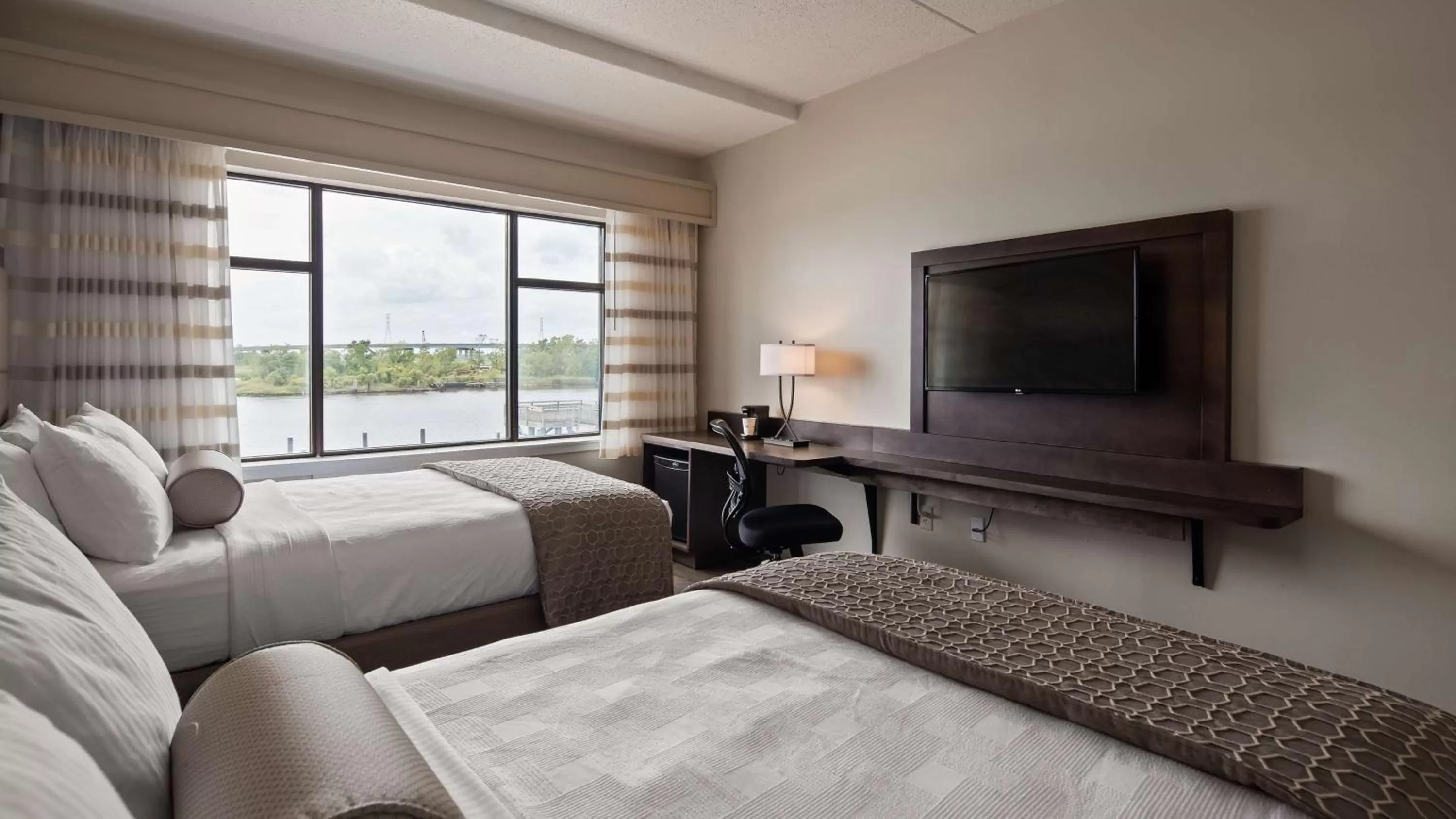 Photo of the whole room, Bed in Best Western Plus Coastline Inn