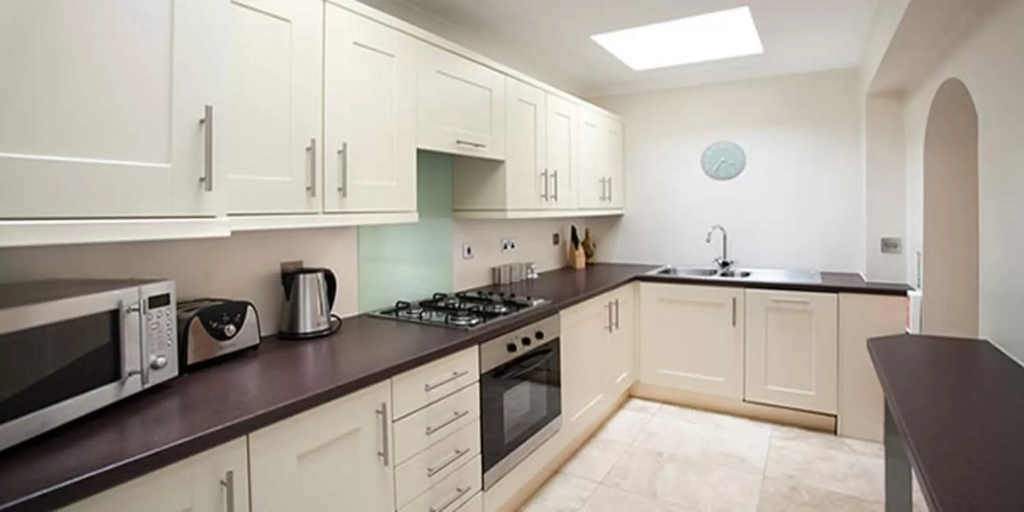 Kitchen or kitchenette in Victoria Mansions Hotel Apartments