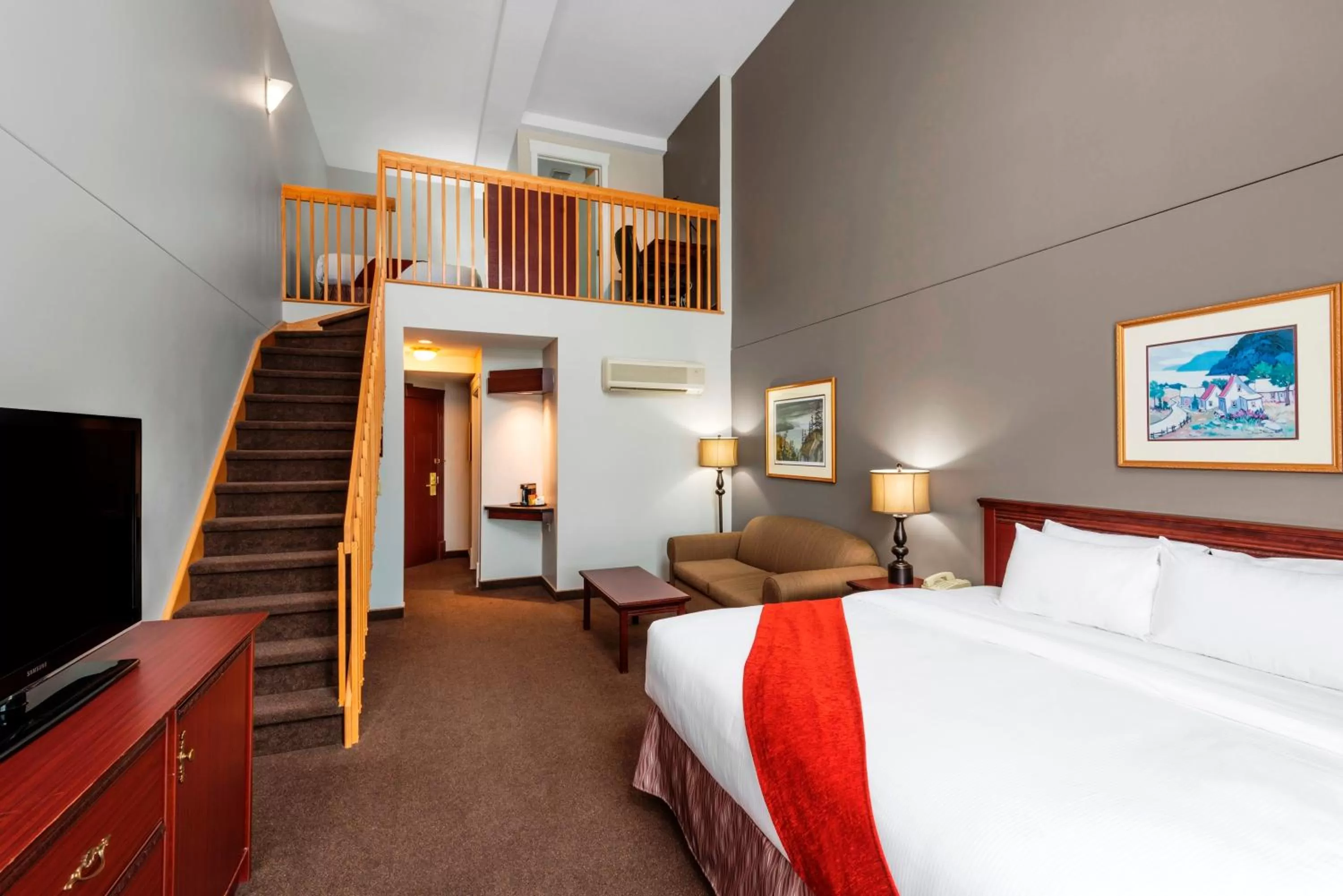 Photo of the whole room in Ramada Plaza by Wyndham Gatineau/Manoir du Casino