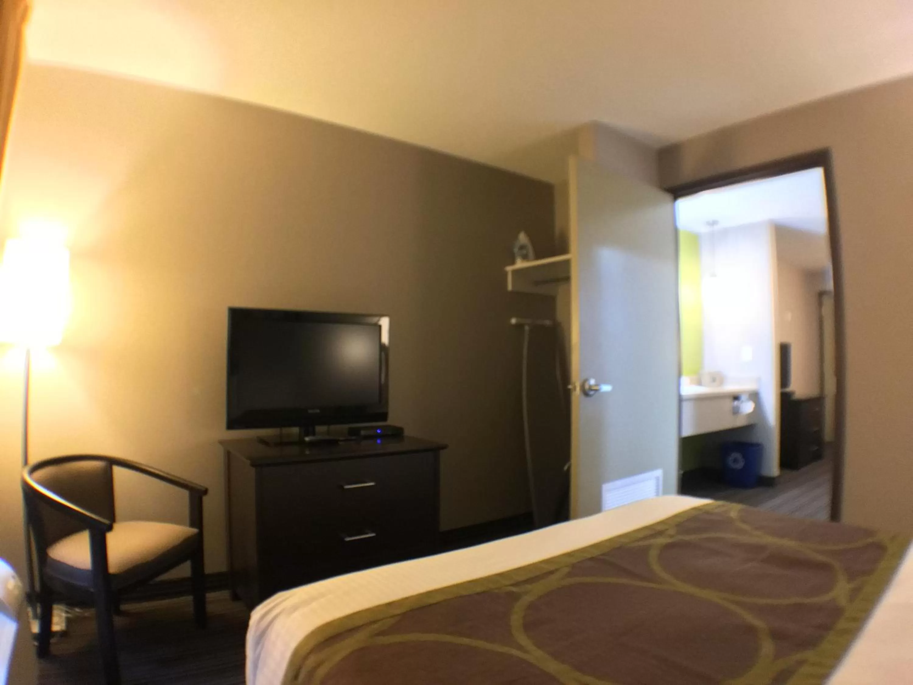 Photo of the whole room, Bed in Super 8 by Wyndham Kapuskasing