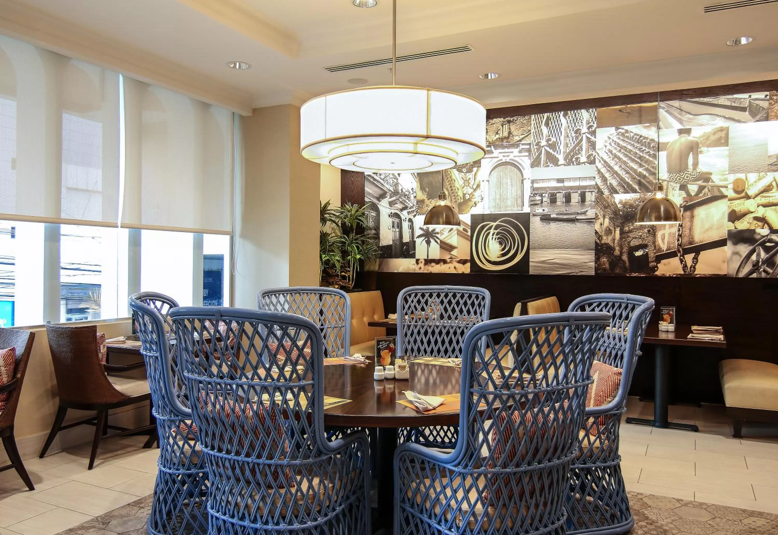 Restaurant/places to eat in The Executive Hotel