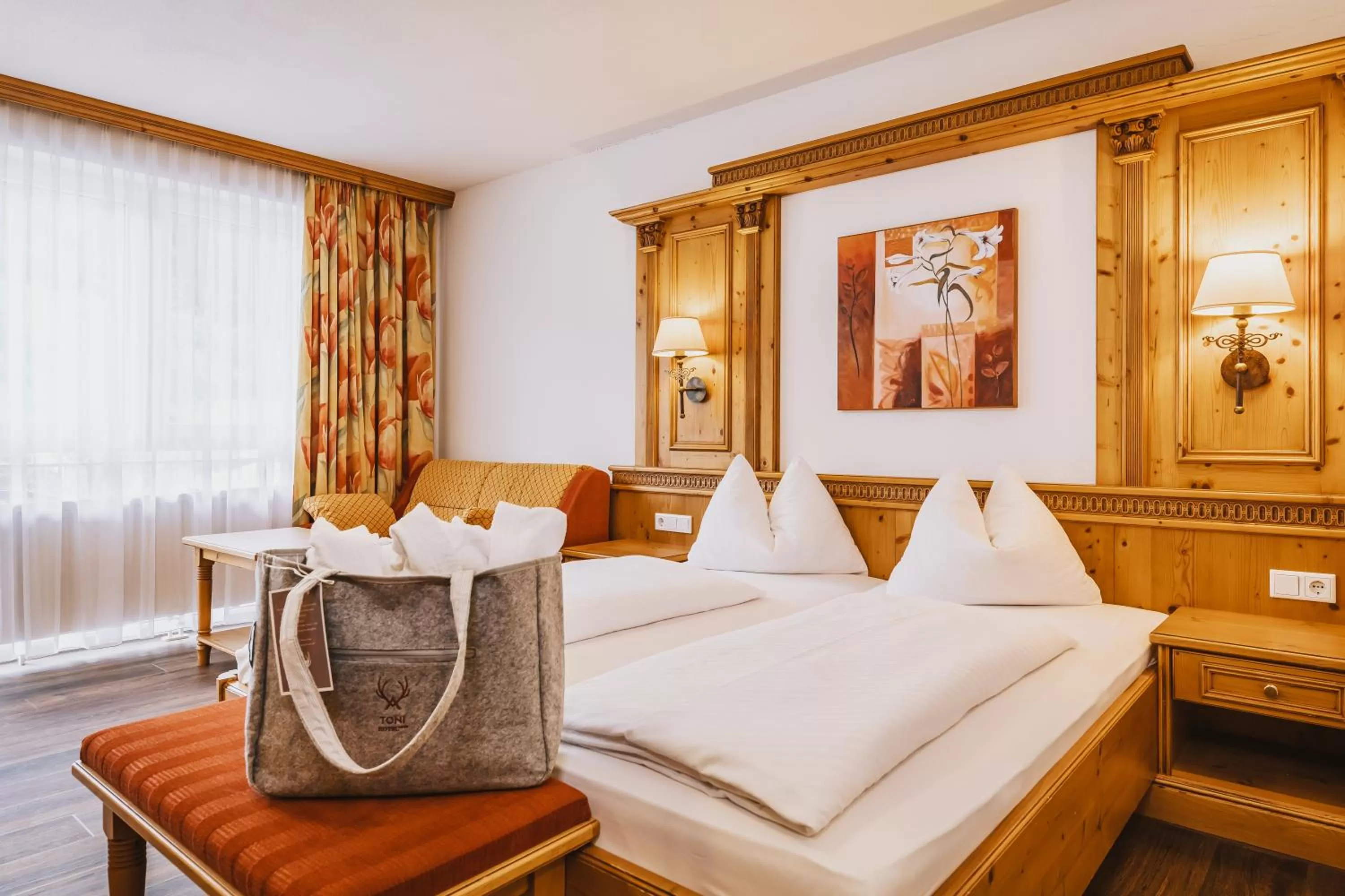 Photo of the whole room, Bed in Hotel TONI inklusive Zell am See - Kaprun Sommerkarte