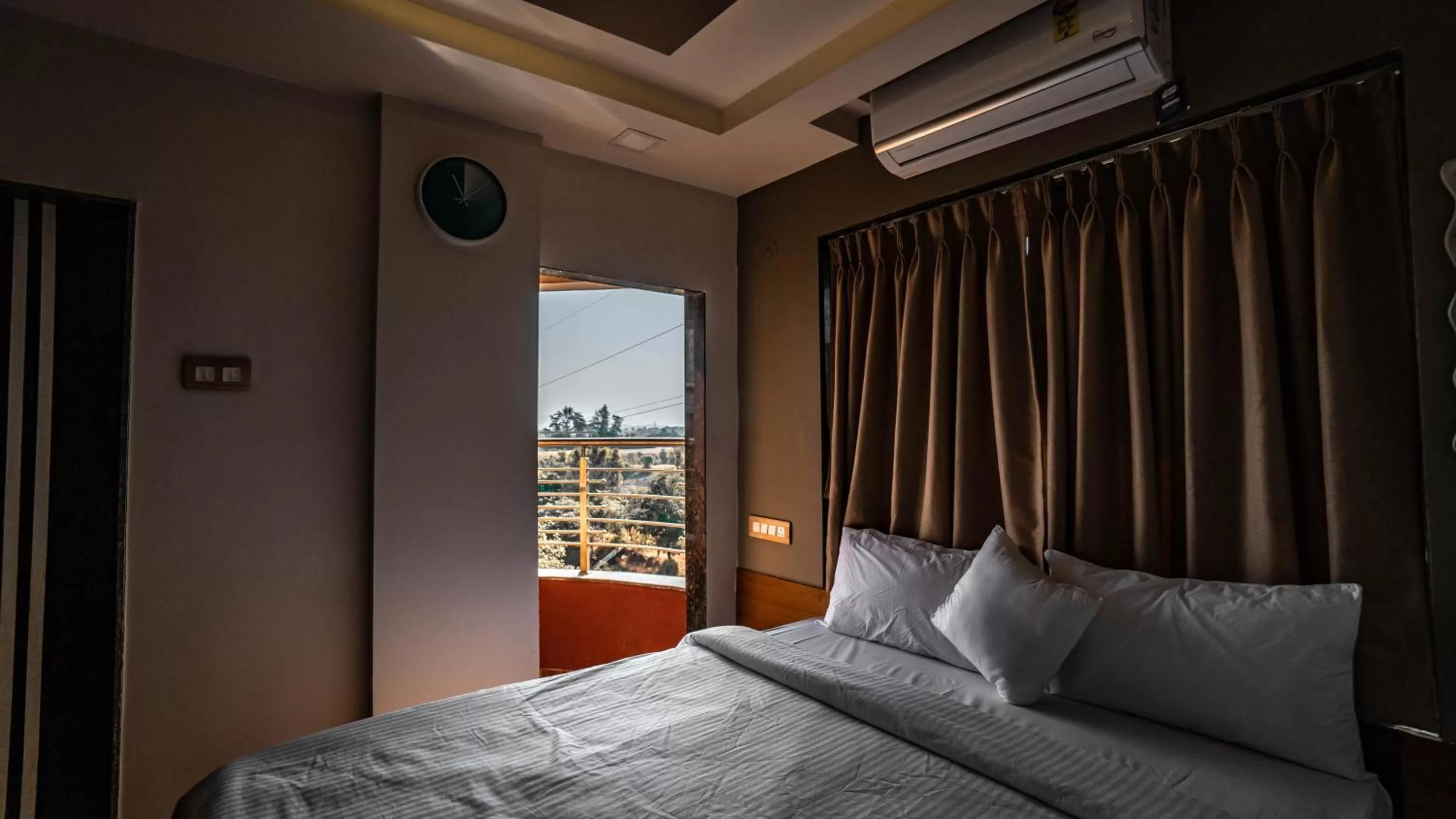 Bed in Pooja Villa Suites-Rooms and Pool, Igatpuri