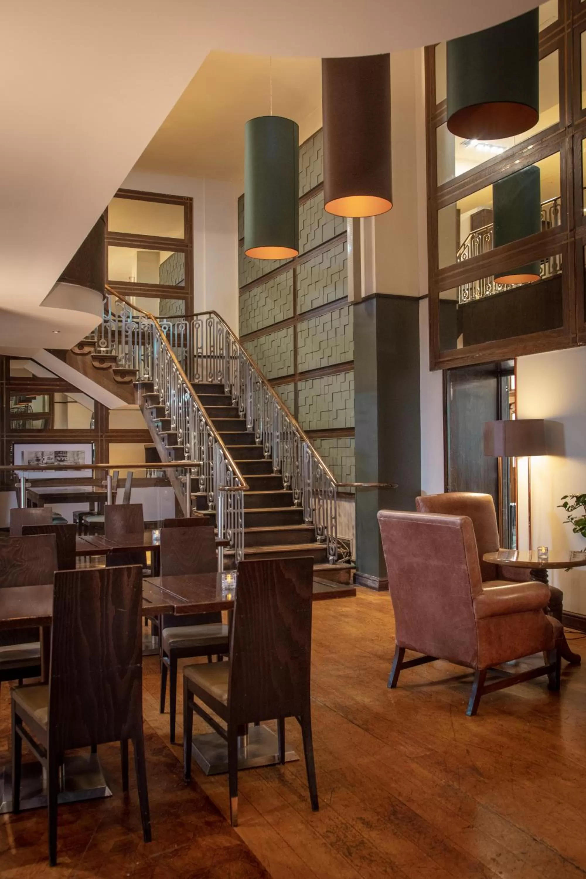 Restaurant/places to eat in The Crown London, WorldHotels Distinctive