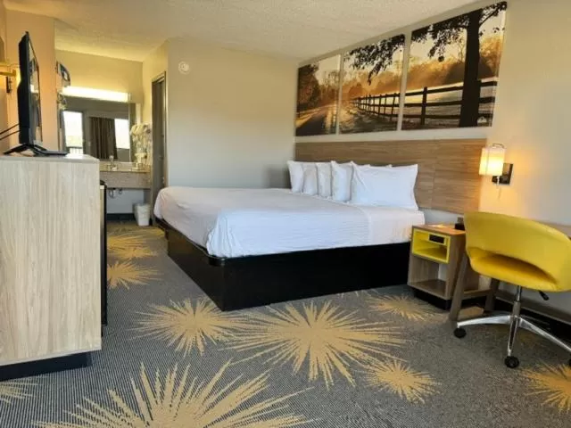 Bedroom, Bed in Days Inn by Wyndham Cloverdale Greencastle