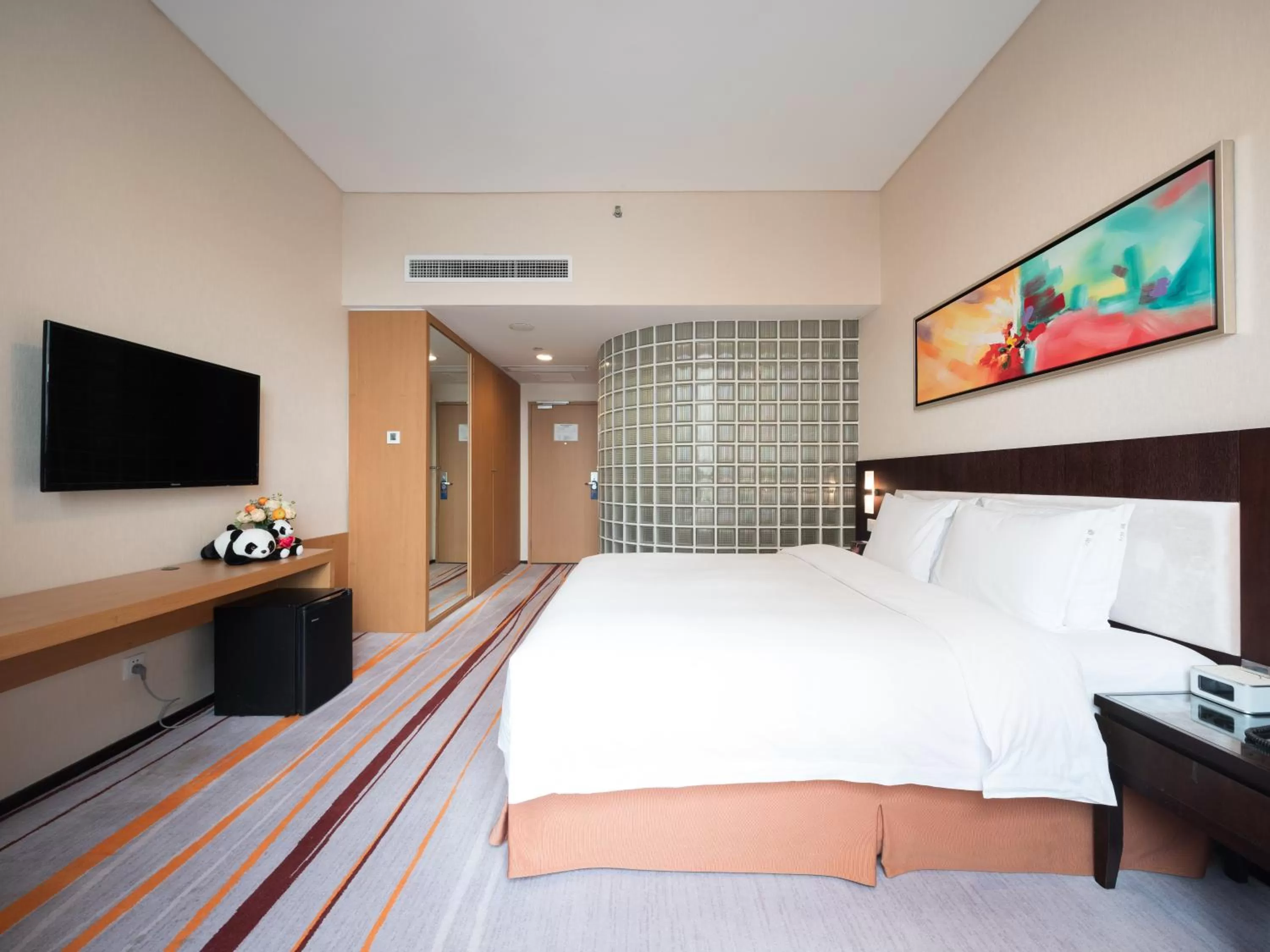 Photo of the whole room, Bed in Holiday Inn Express Chengdu Gulou-Tianfu Square Chunxi Road Branch