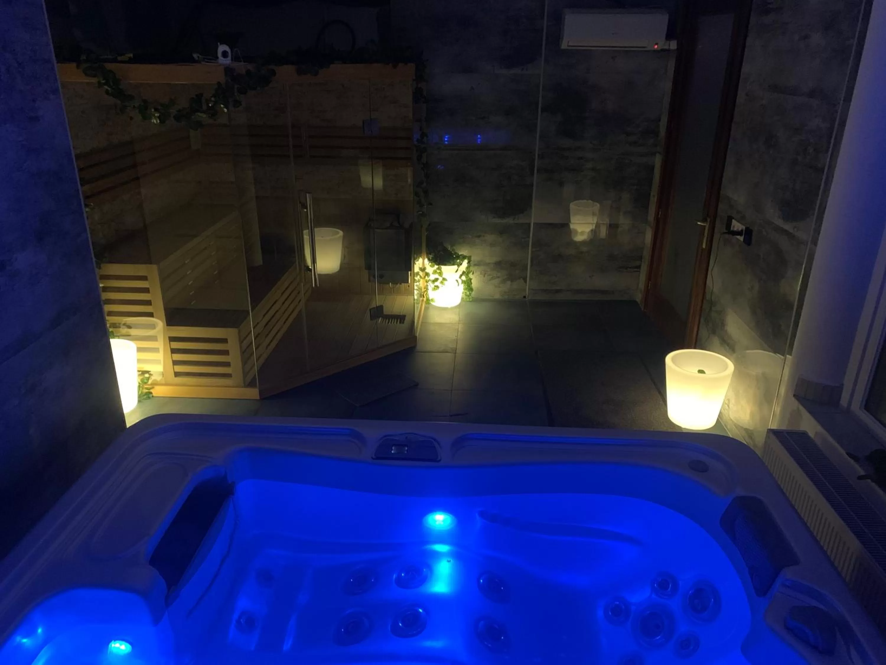 Hot Tub in Várfal Wellness Panzió