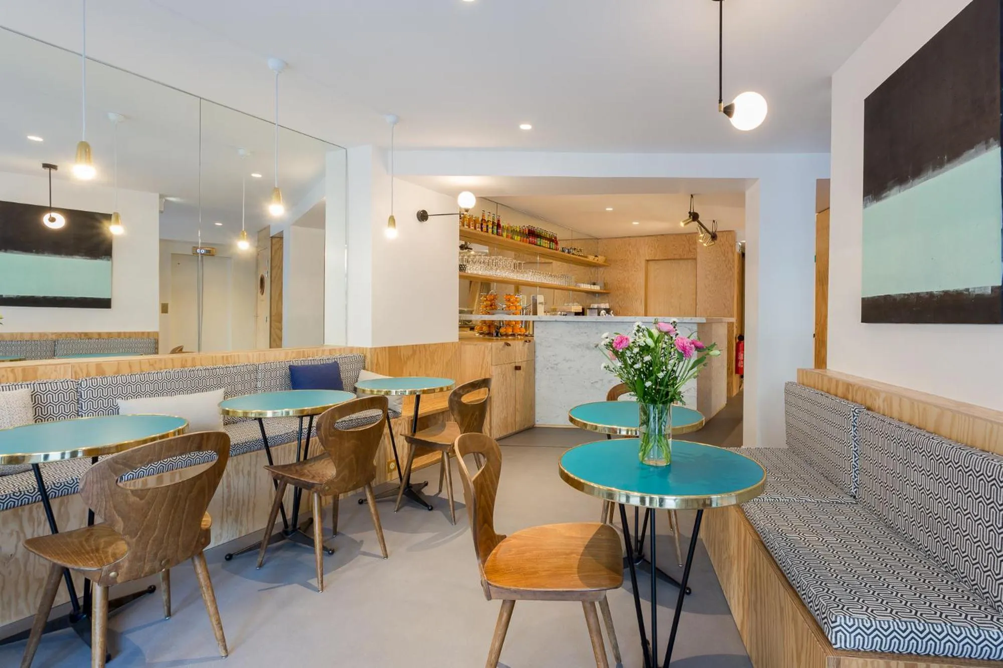 Restaurant/places to eat in Hôtel Montholon