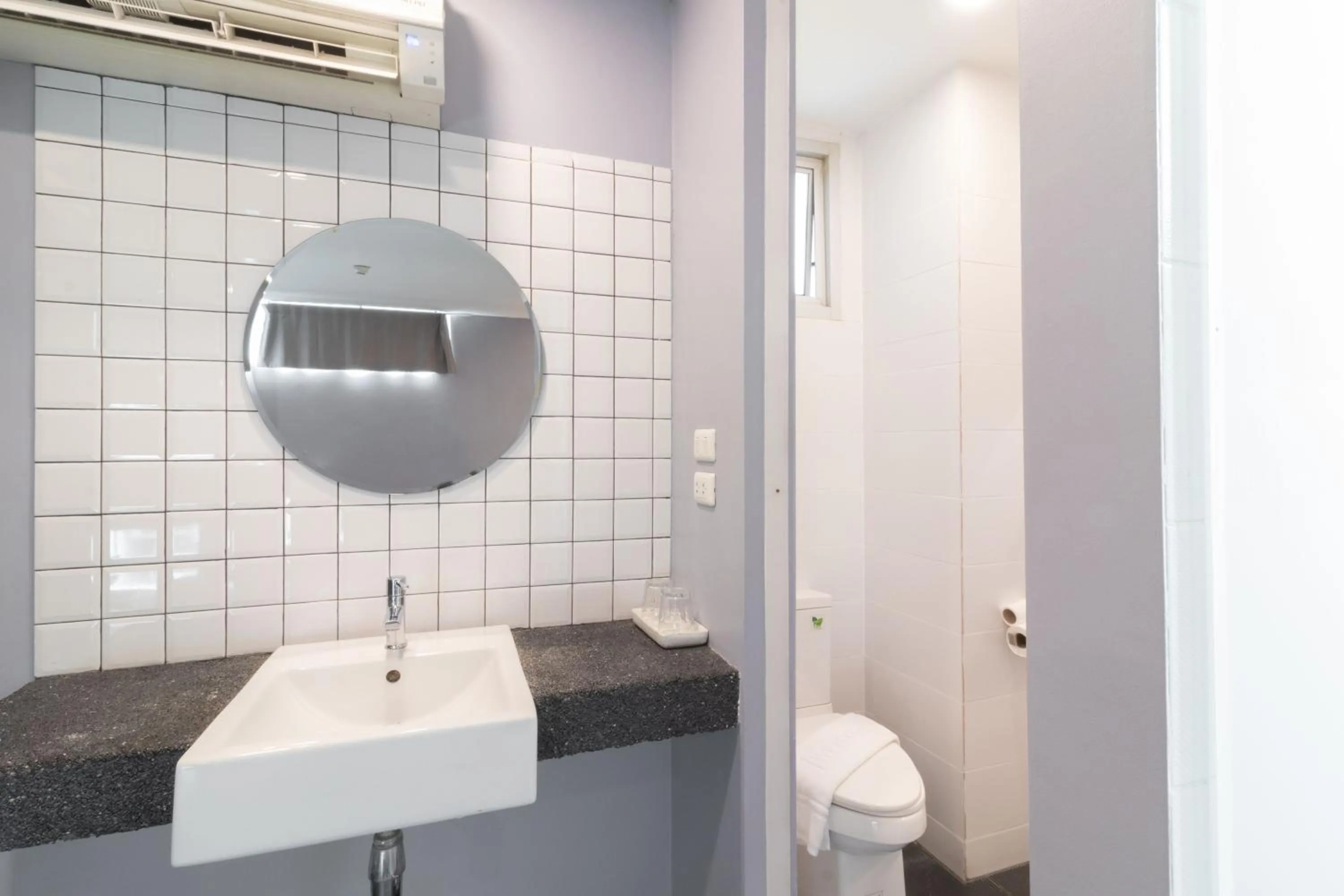 Bathroom in CheQinn Hostel - Sukhumvit 4 Nana Plaza