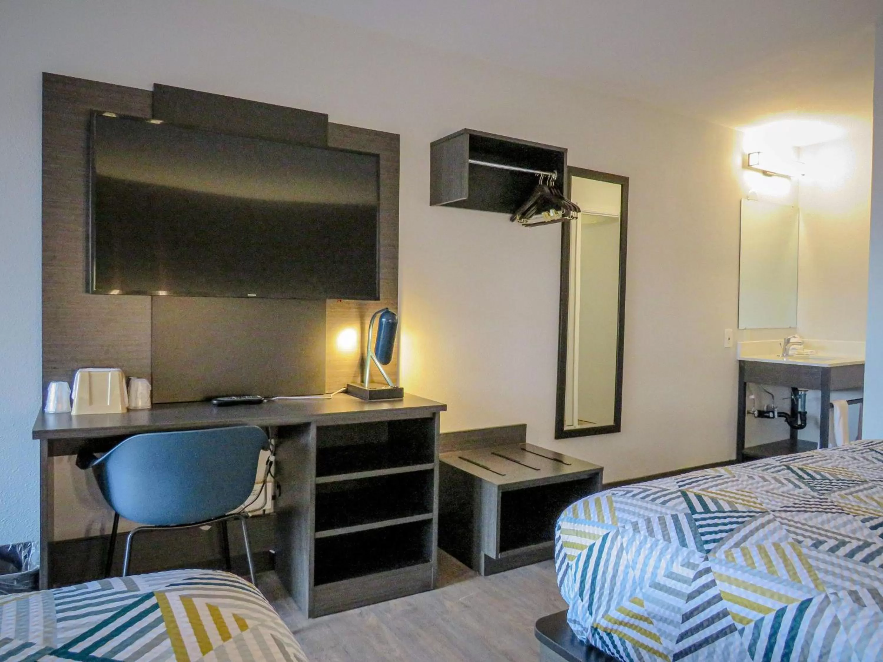 Photo of the whole room, Bed in Motel 6 Tigard, Or - Portland Southwest