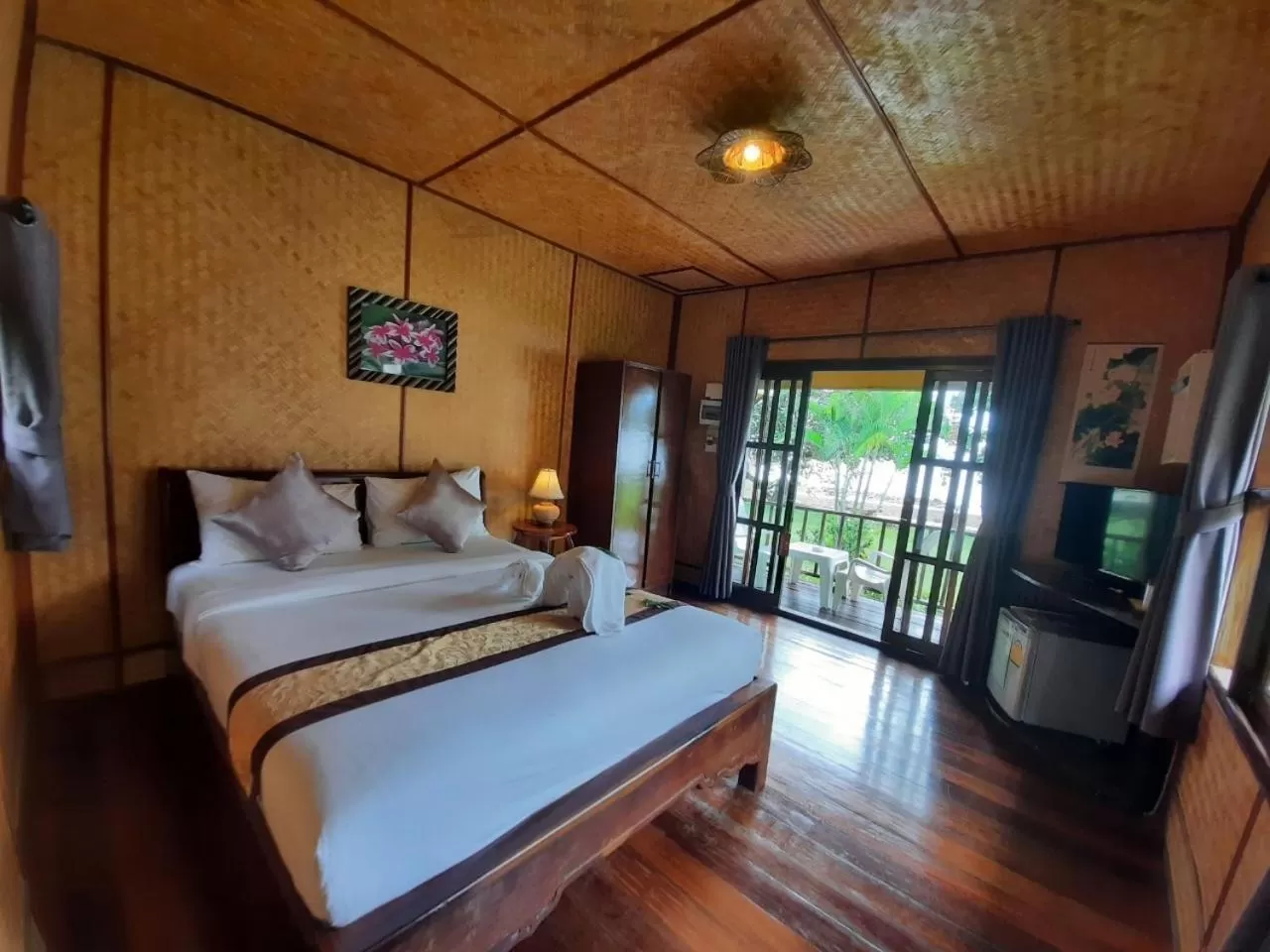 Photo of the whole room, Bed in Koh Chang Bailan Beach Resort