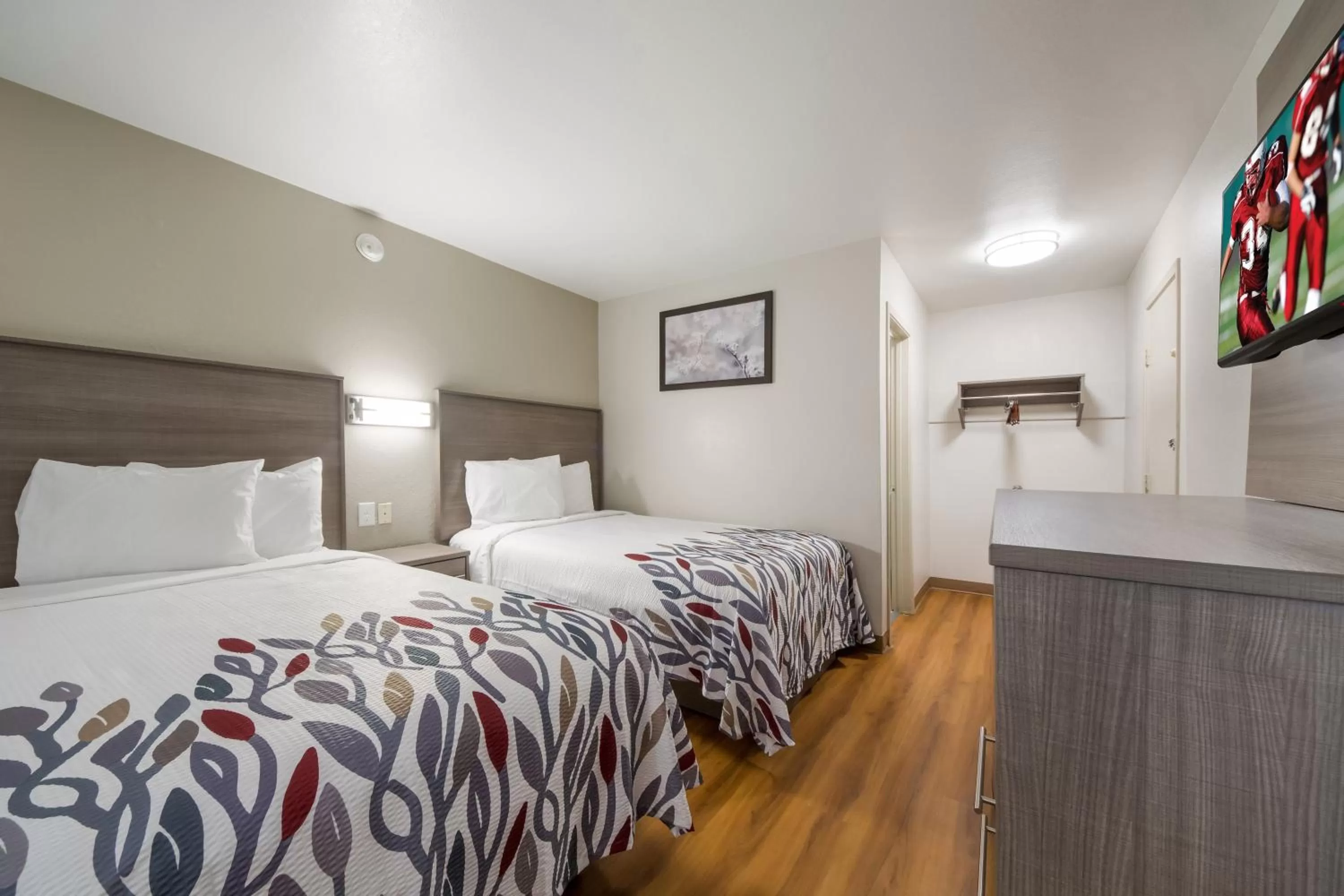 Photo of the whole room, Bed in Red Roof Inn San Antonio E - Frost Bank Center