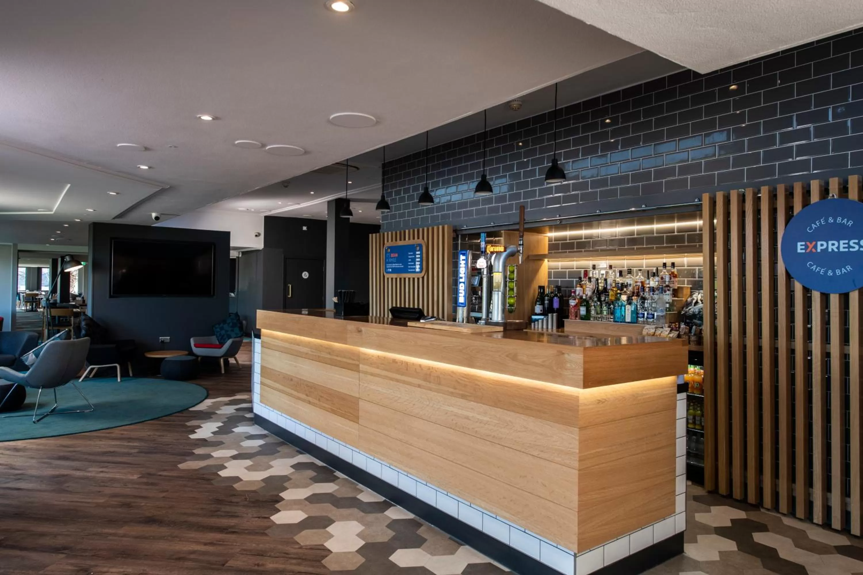 Lounge or bar in Holiday Inn Express Edinburgh City West by IHG