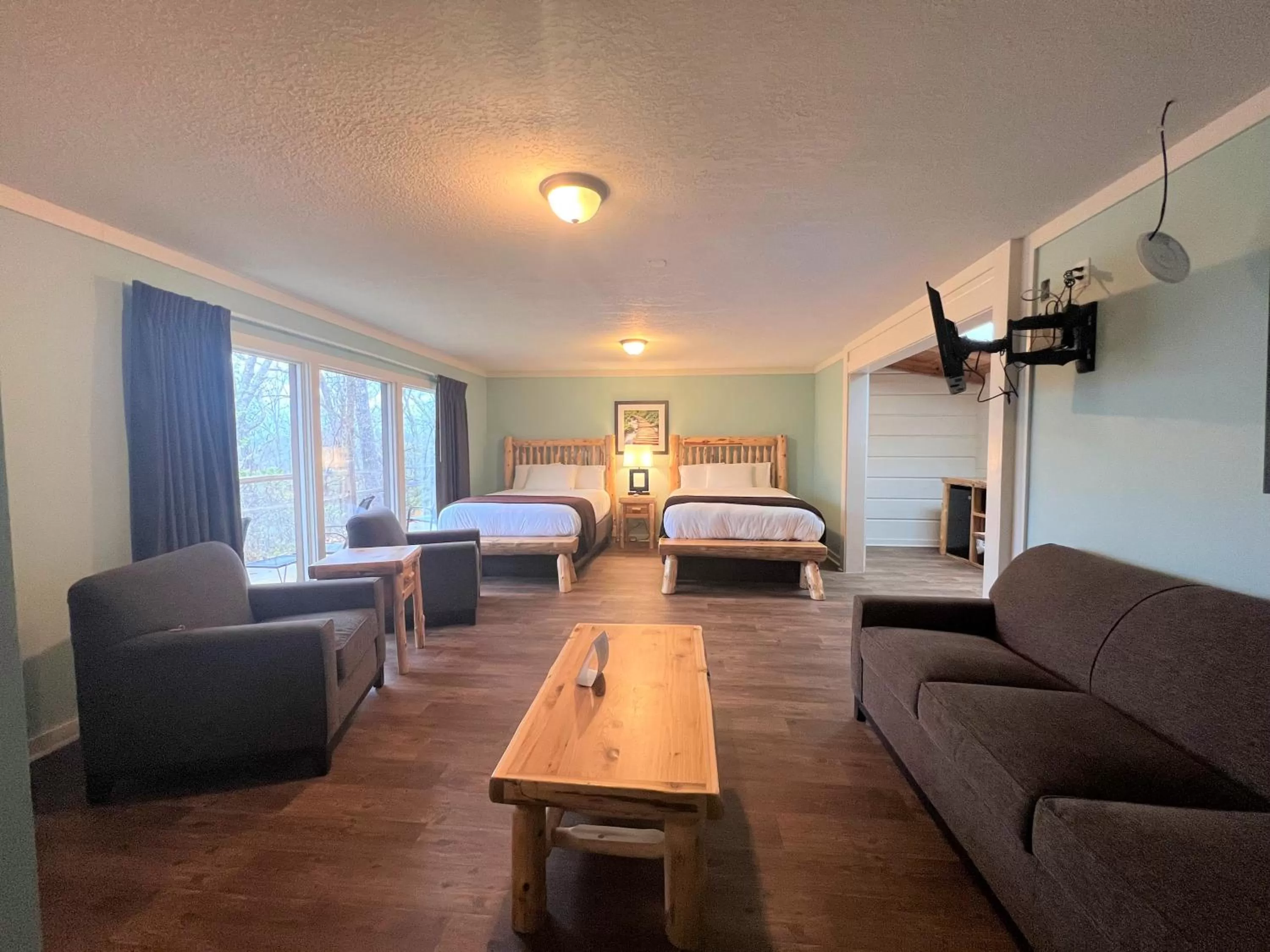 Photo of the whole room, Bed in Mountain Top Inn and Resort