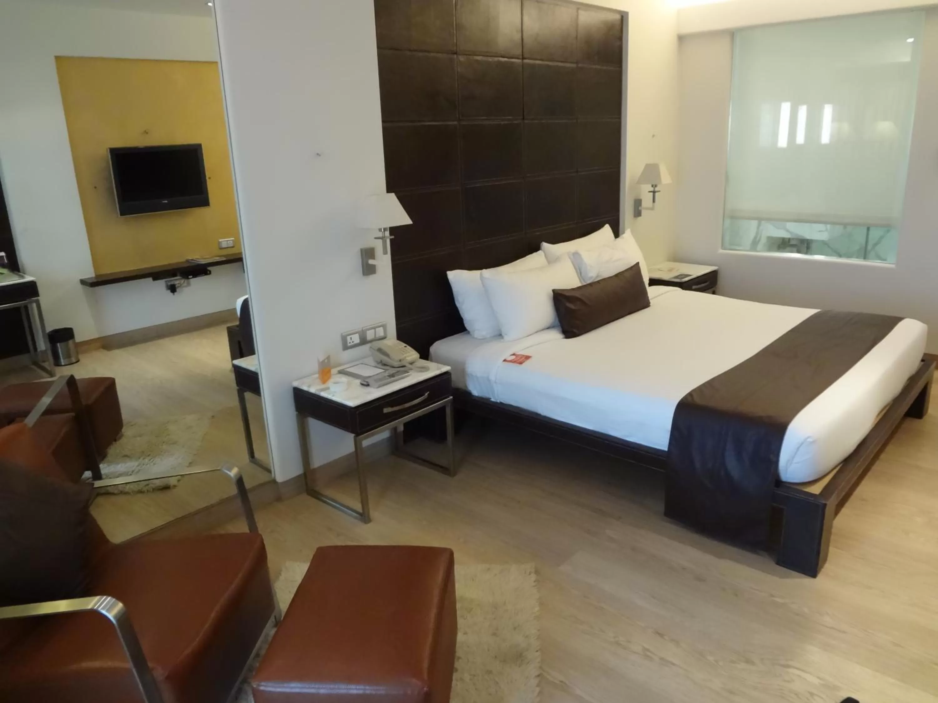 Photo of the whole room, Bed in Mirage Hotel, Mumbai International Airport