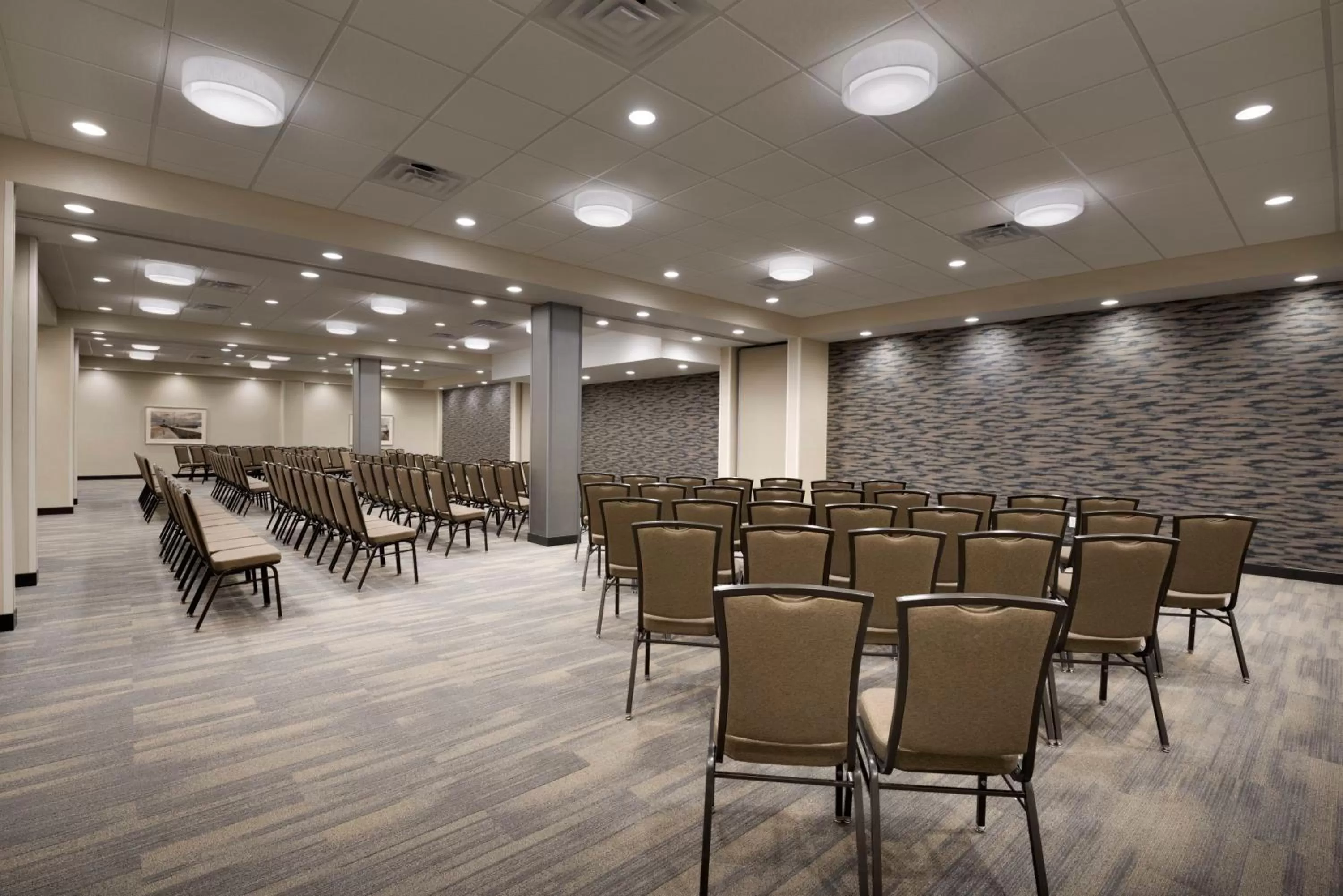 Meeting/conference room in Holiday Inn & Suites Duluth-Downtown by IHG