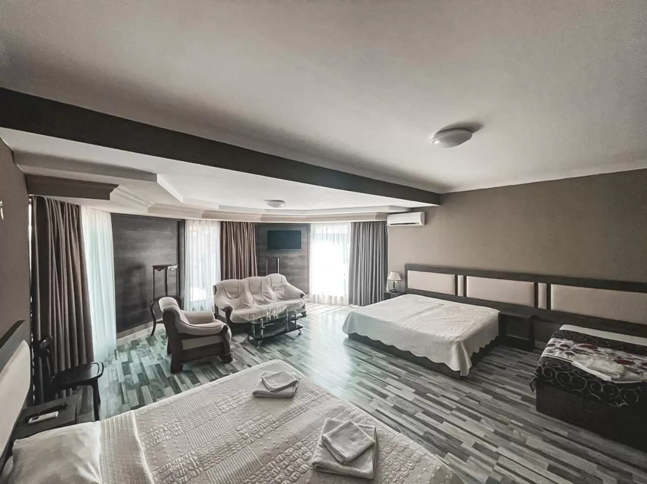 Photo of the whole room, Seating Area in Discovery Hotel