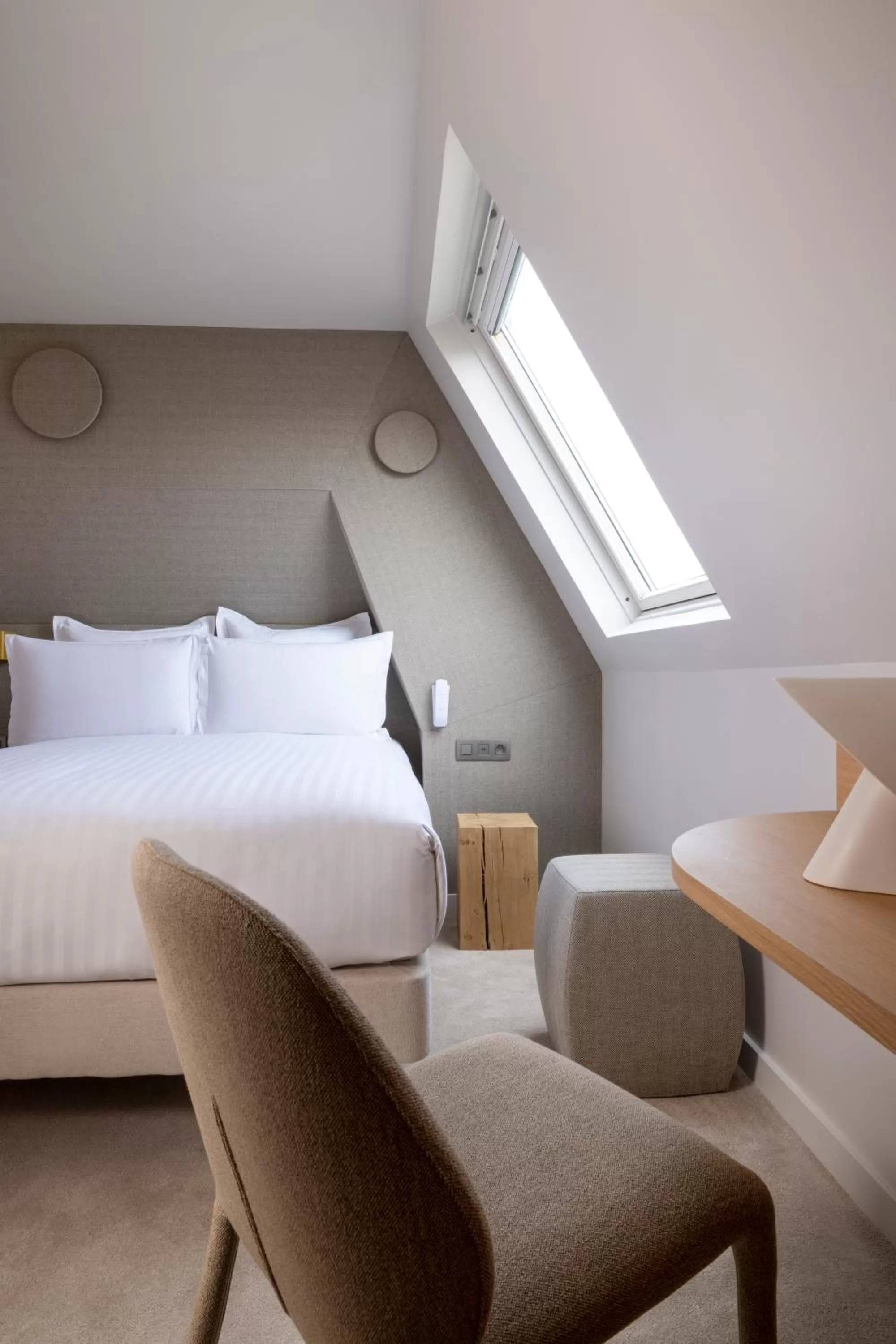 Bedroom, Bed in Hôtel Beige