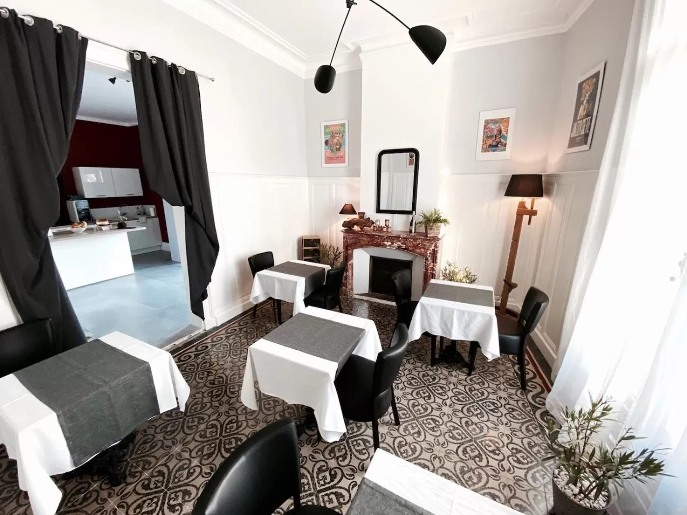 Kitchen or kitchenette, Bed in La Domitia - Maison d'hôtes, massages & bien-être