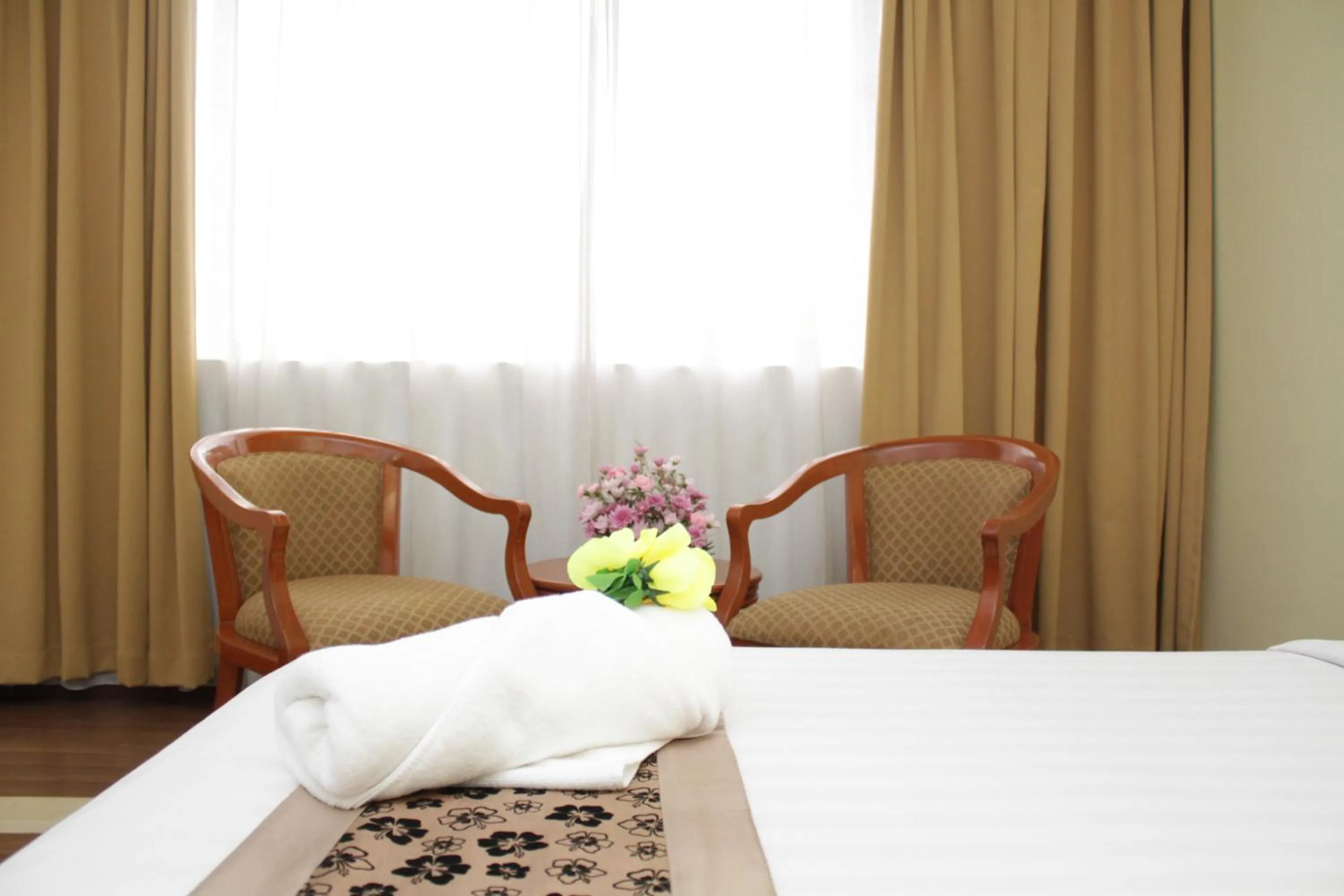 Seating area, Bed in Hotel Sandakan
