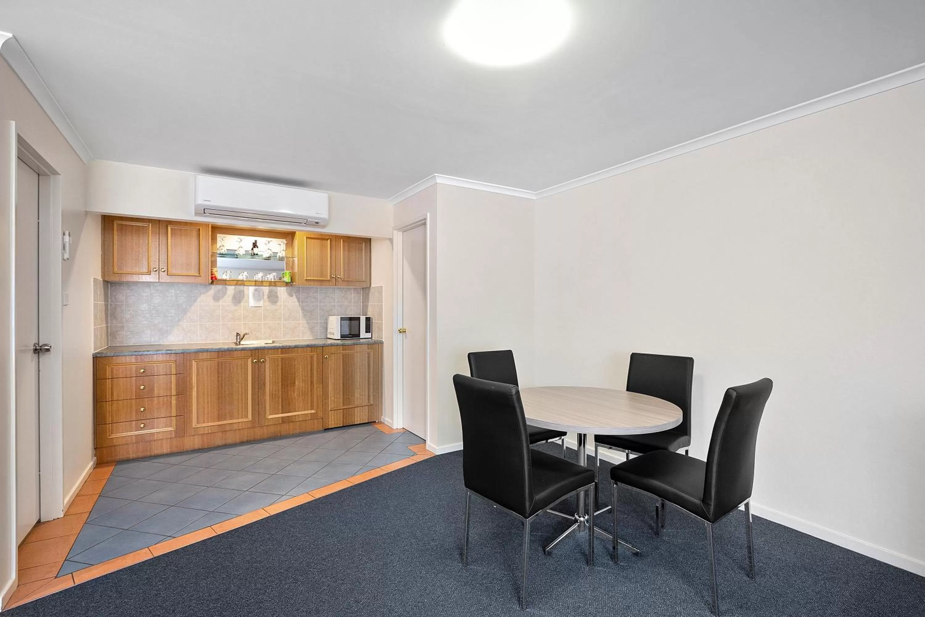 Kitchen or kitchenette in Thunderbird Motel Yass