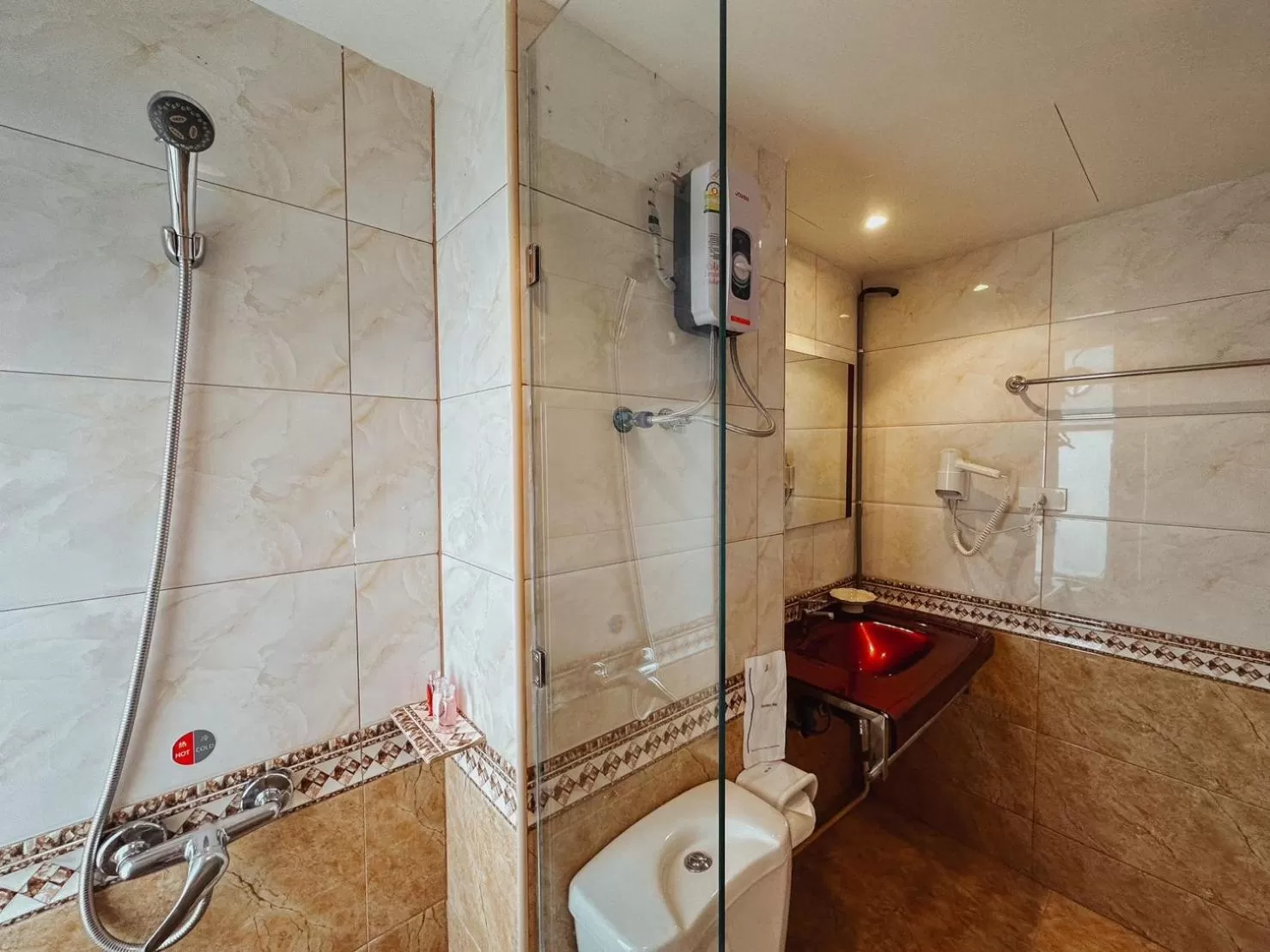 Shower in Hotel De Khuvieng