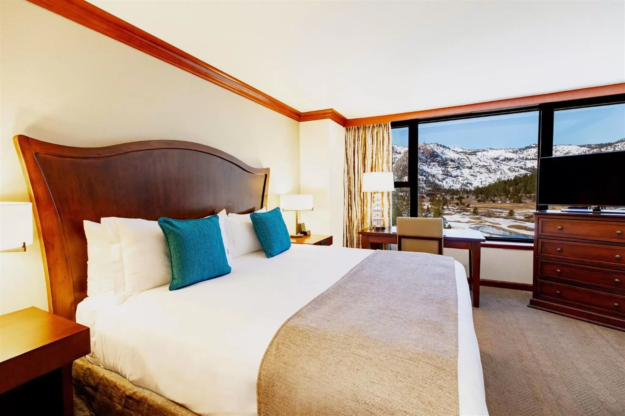 Bed in Everline Resort and Spa, Lake Tahoe