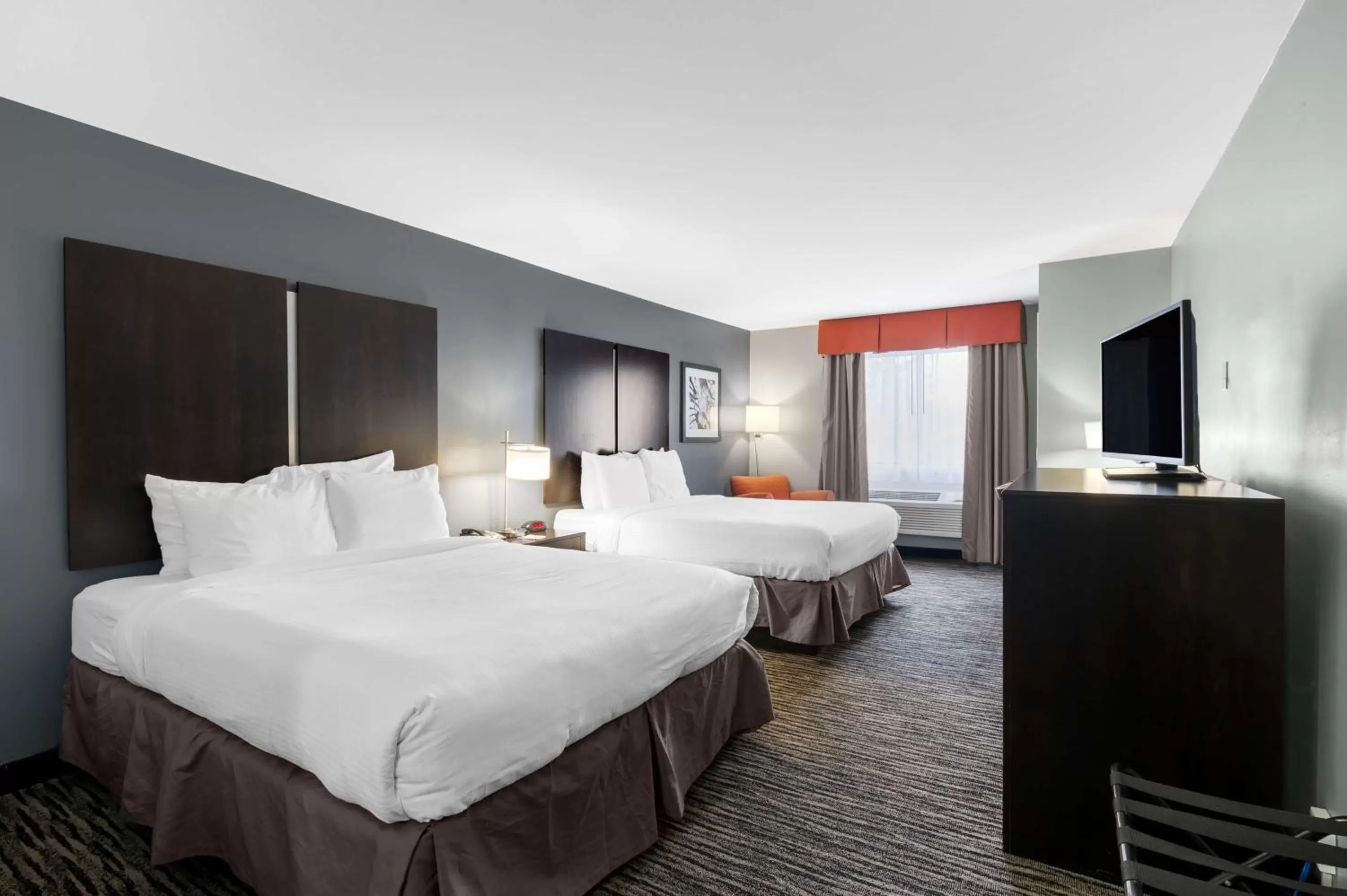 Queen Room with Two Queen Beds and Bath Tub - Mobility Accessible/Non-Smoking in Best Western University Inn at Valparaiso