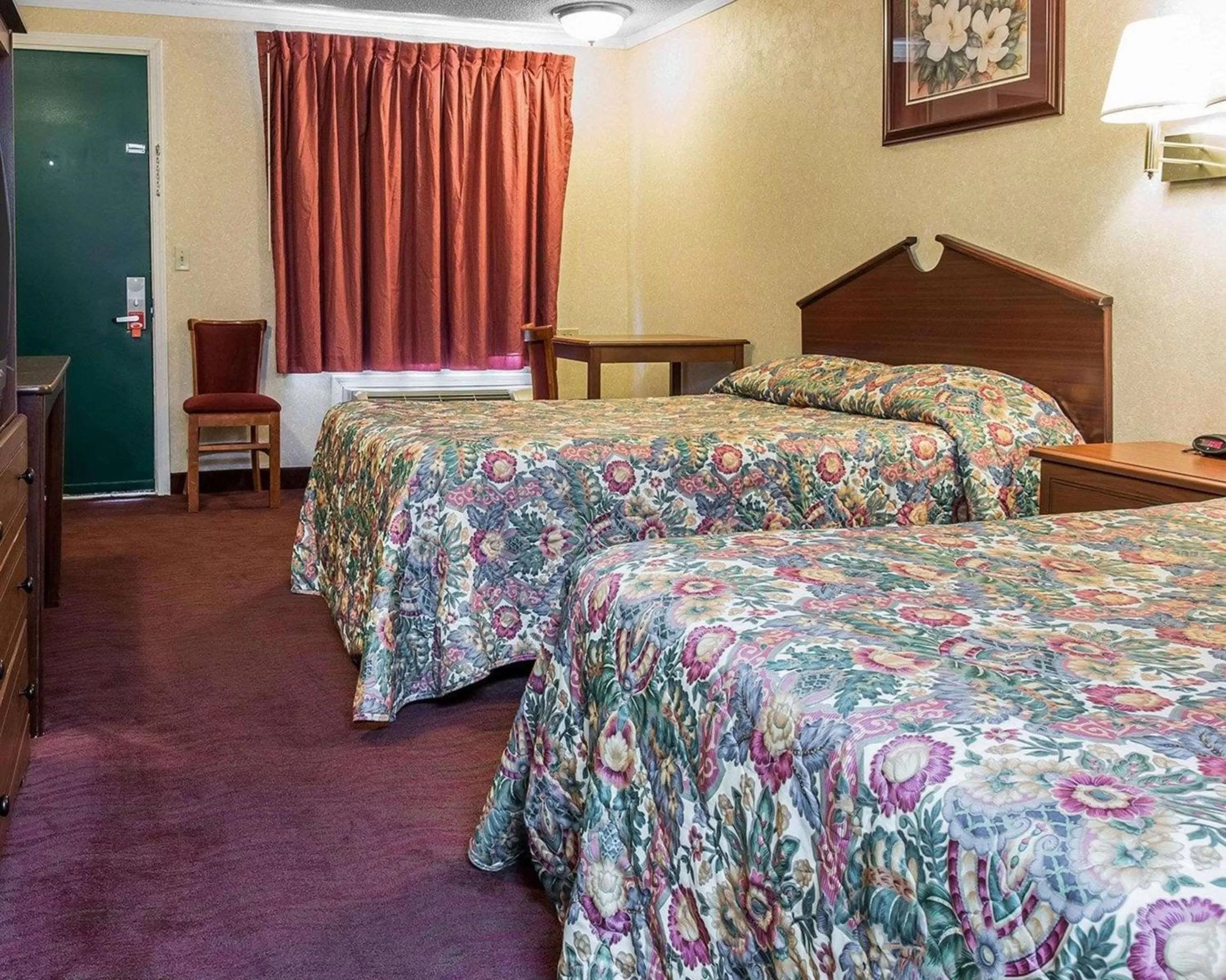 Photo of the whole room, Bed in Rodeway Inn Madison Heights - Detroit