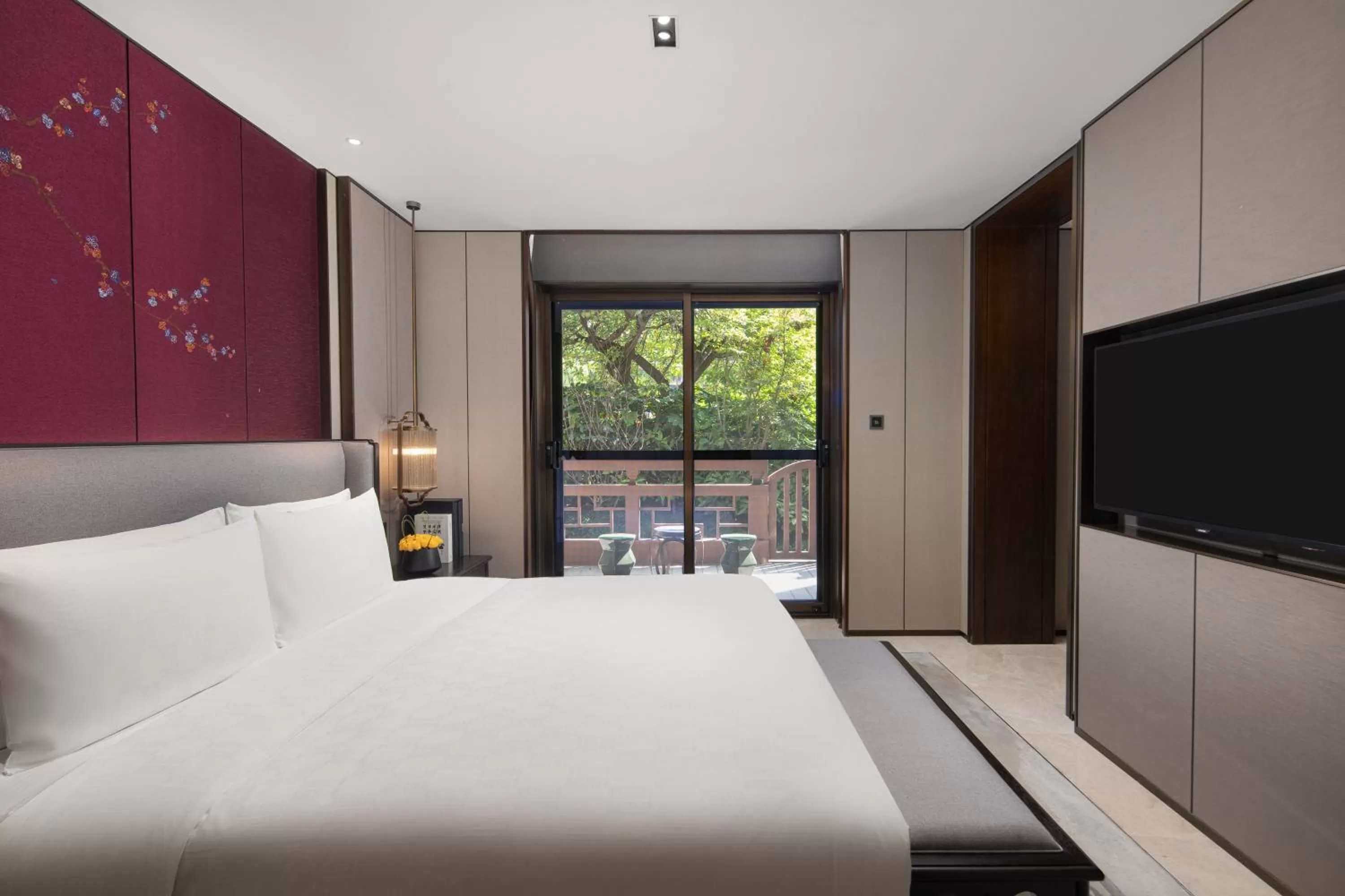 Photo of the whole room, Bed in HUALUXE Xi'an Tanghua by IHG