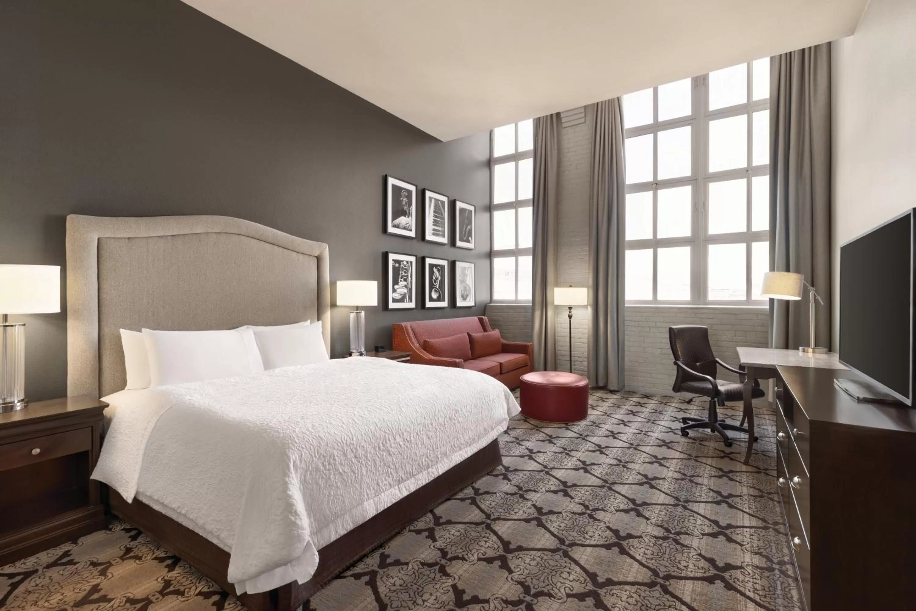 Living room, Bed in Hampton Inn and Suites New Orleans Convention Center