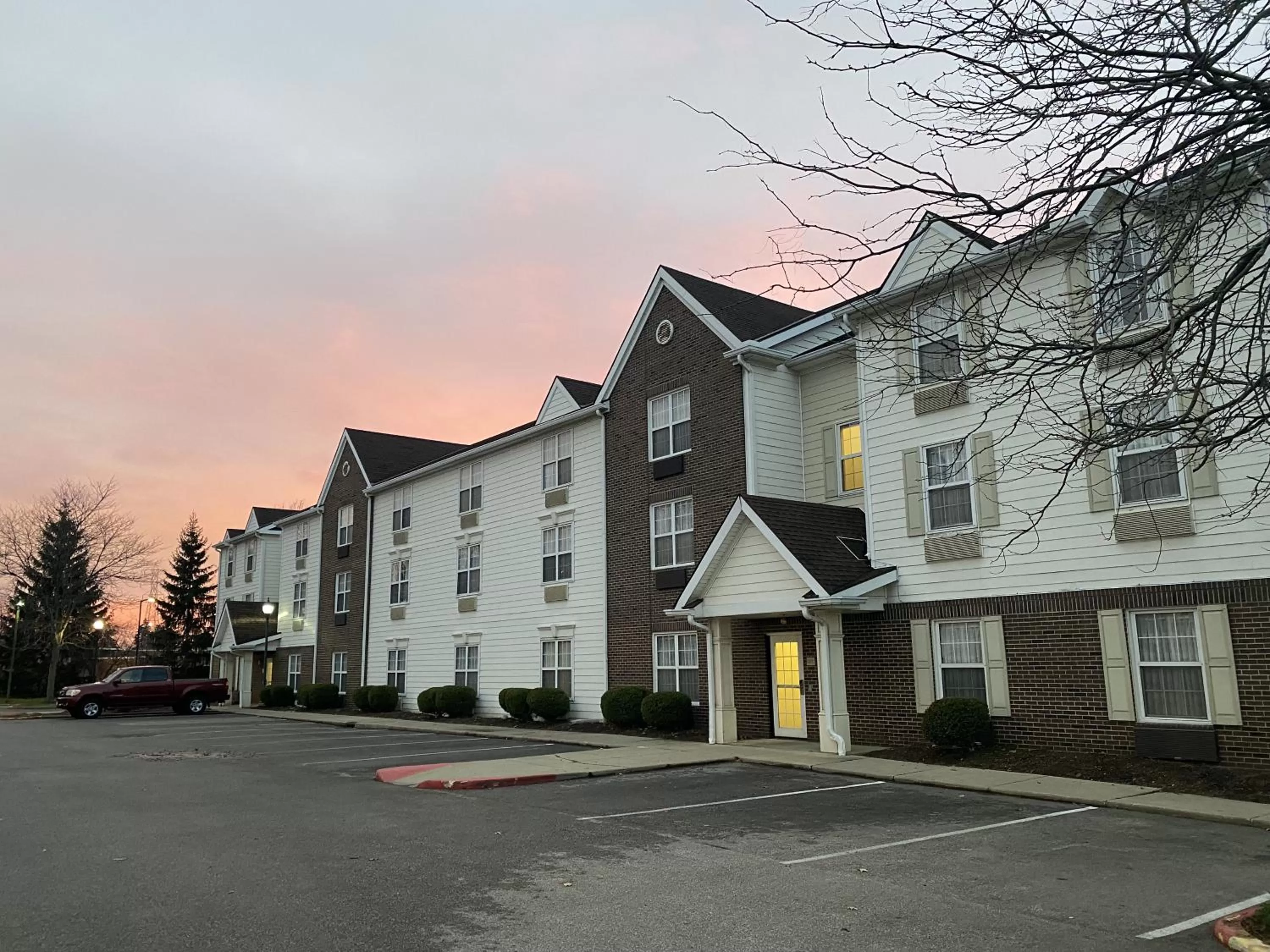 Property building in MainStay Suites Middleburg Heights Cleveland Airport